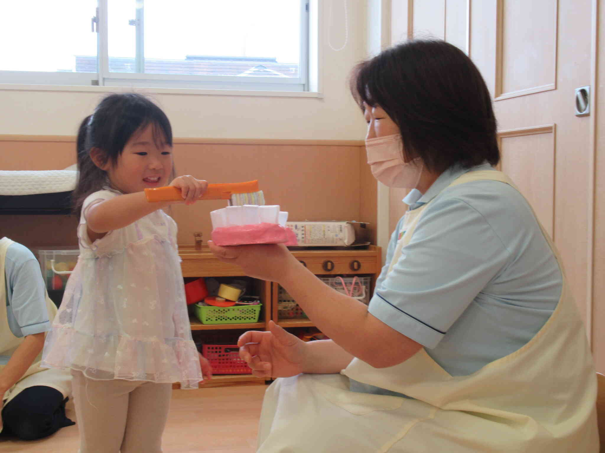 歯の模型を使い歯みがきをしてみます！【3歳児クラス：りす組】