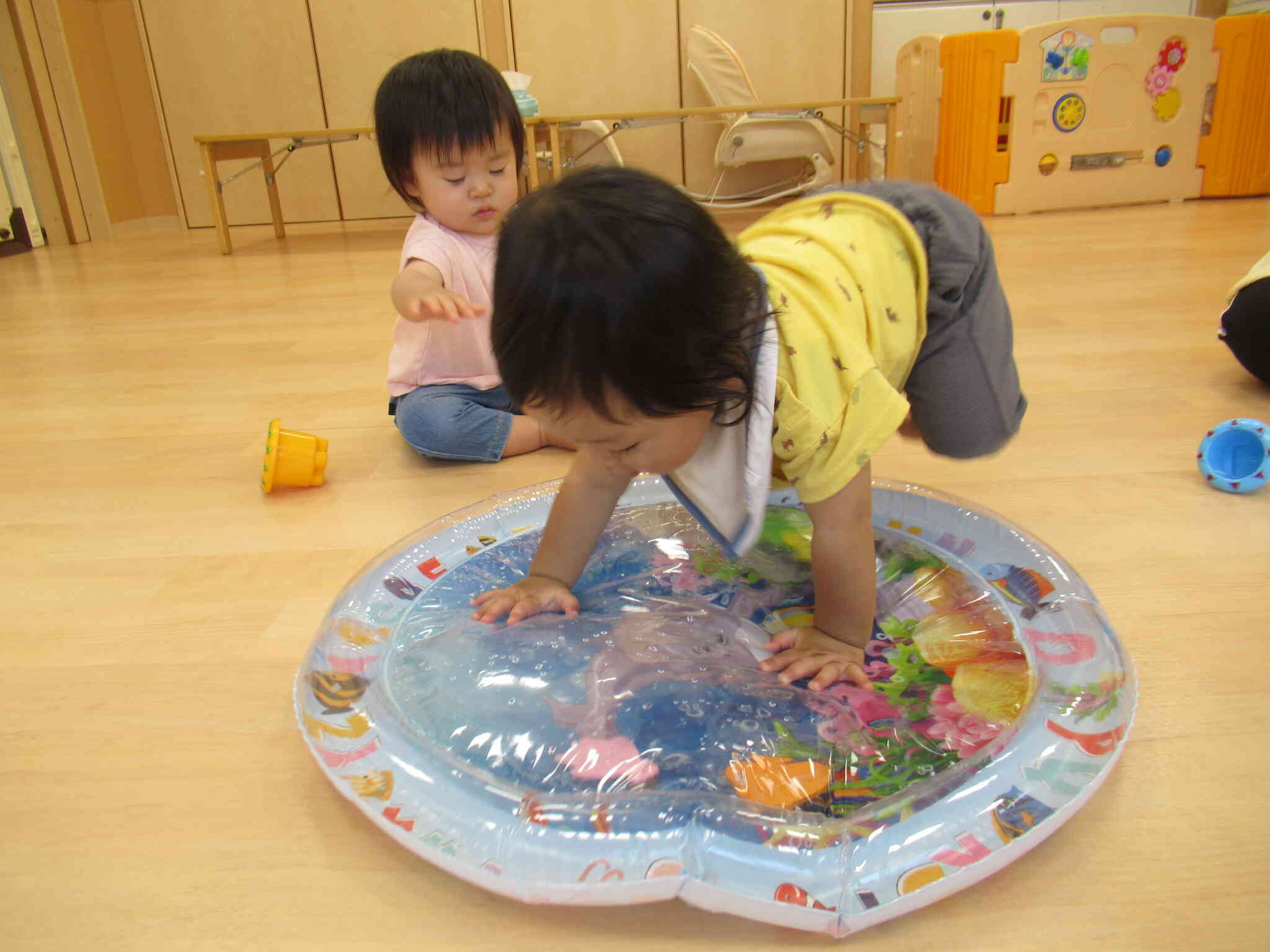 水を入れたウォーターマットで遊びます！