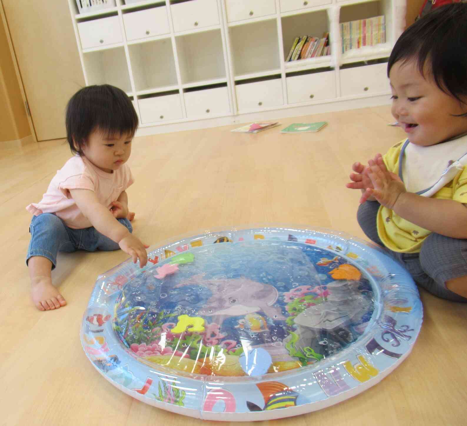 おへやで水遊び！【0歳児クラス：ひよこ組】