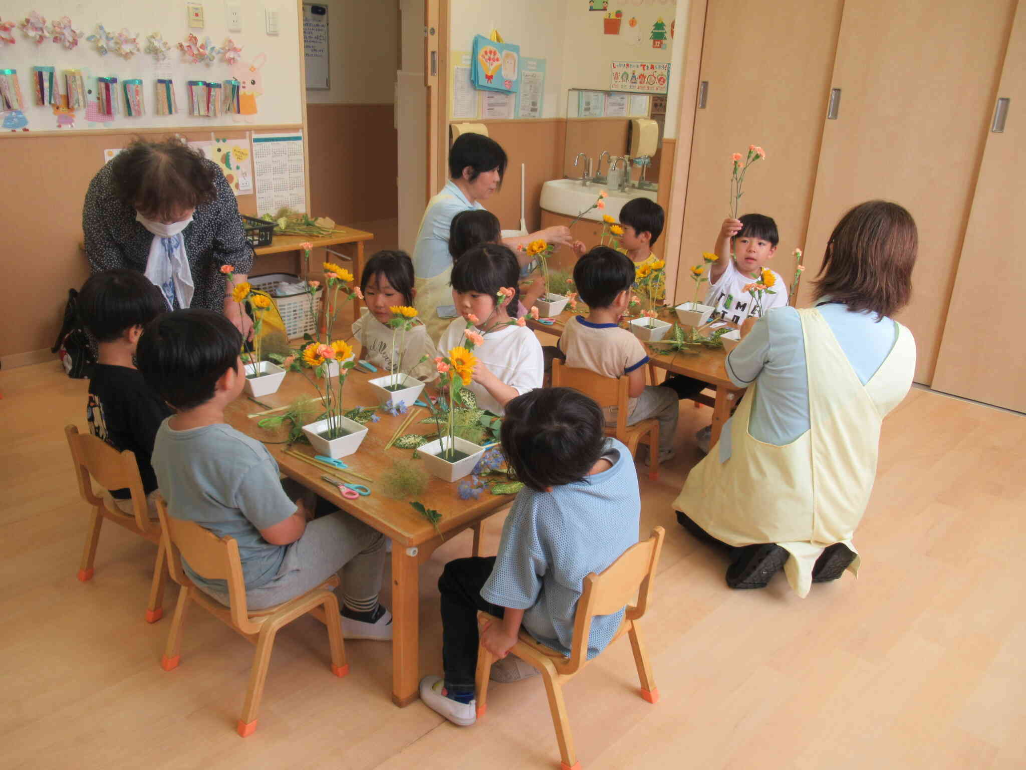 花器にバランスをみながら生けていきます。