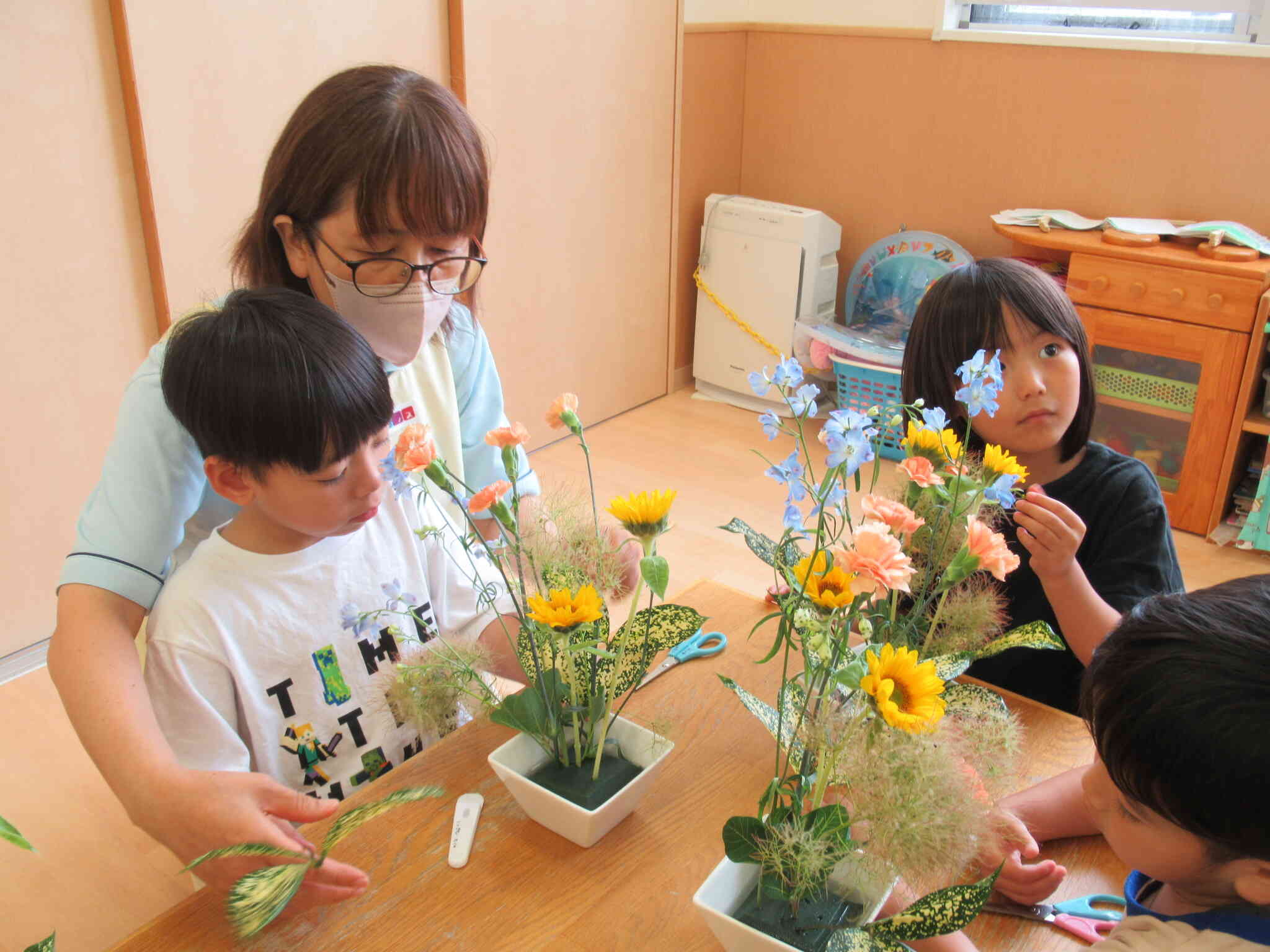 いちばん最初にひまわりから生けていきます。