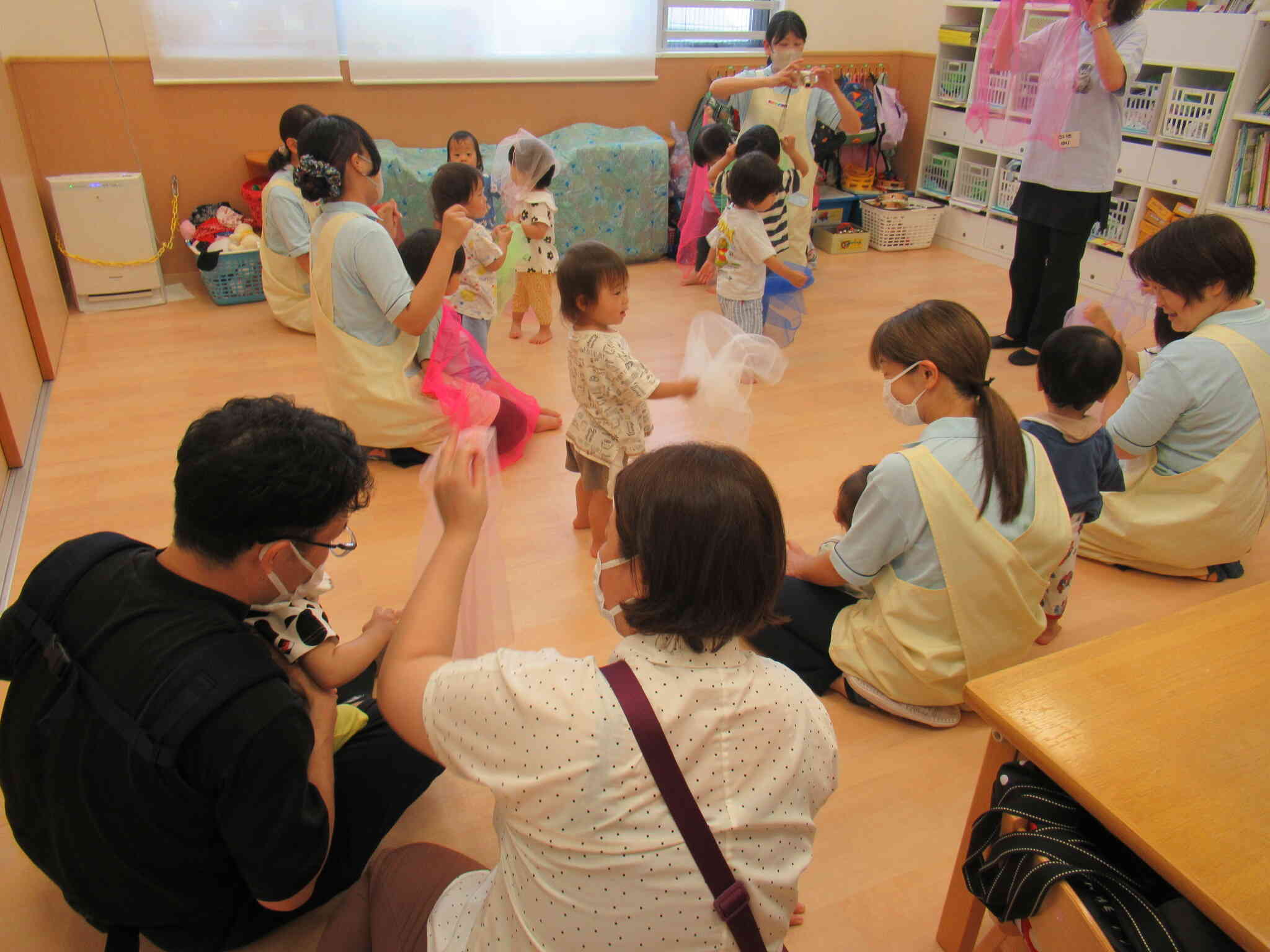 子育てひろば:お父様とお母様と一緒にリトミックに参加していただきました!