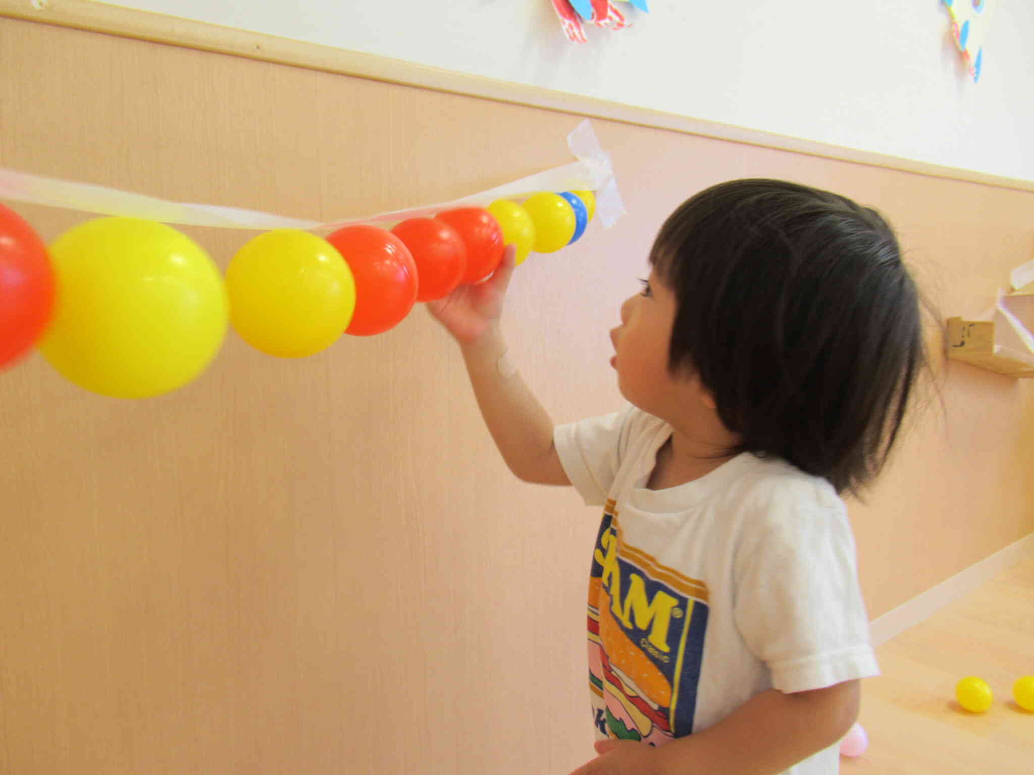 赤色のカラーボールを養生テープから取ってみます！