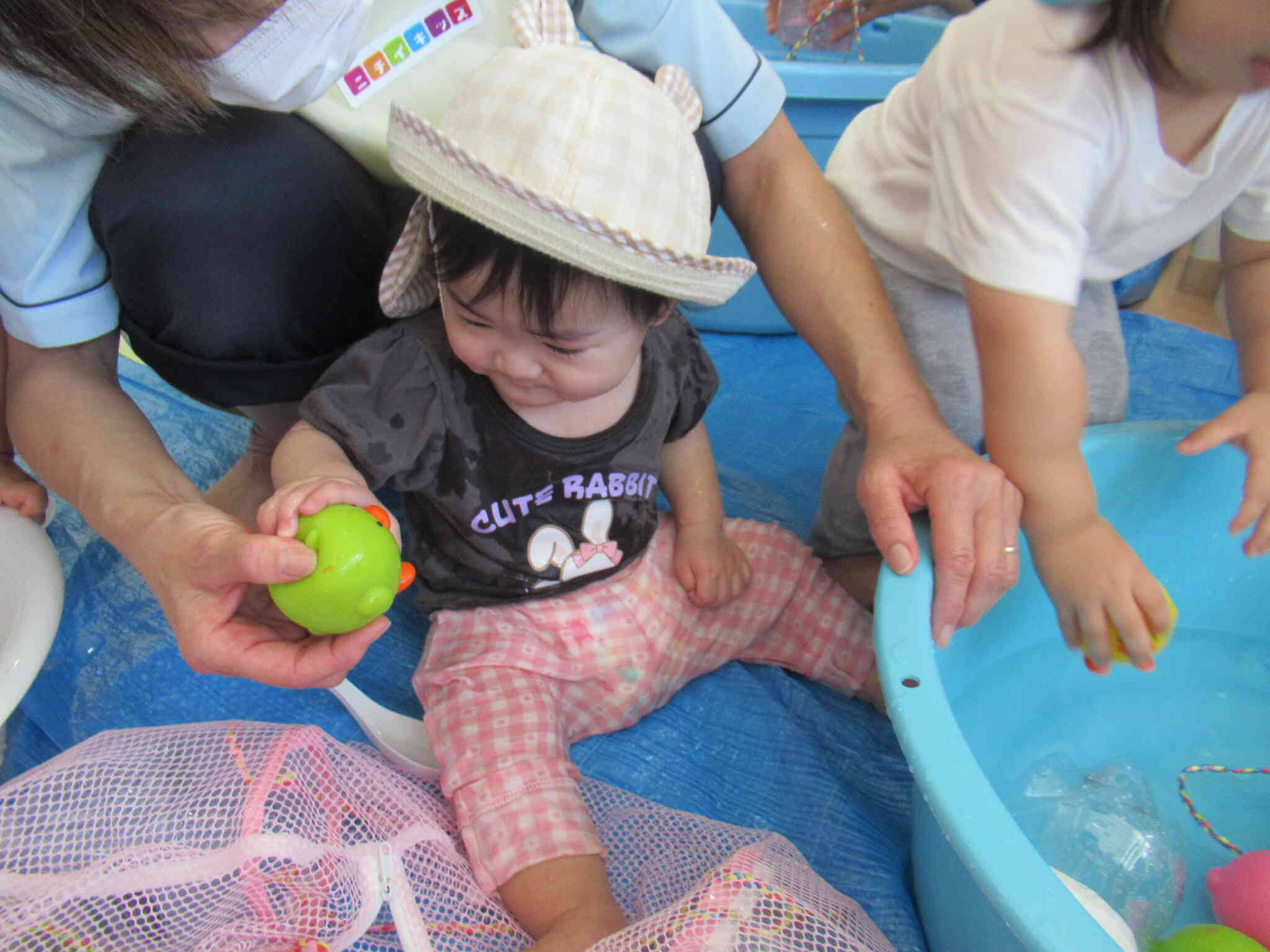 あひるさんのお口から水が出てきます！気持ちいいですね！