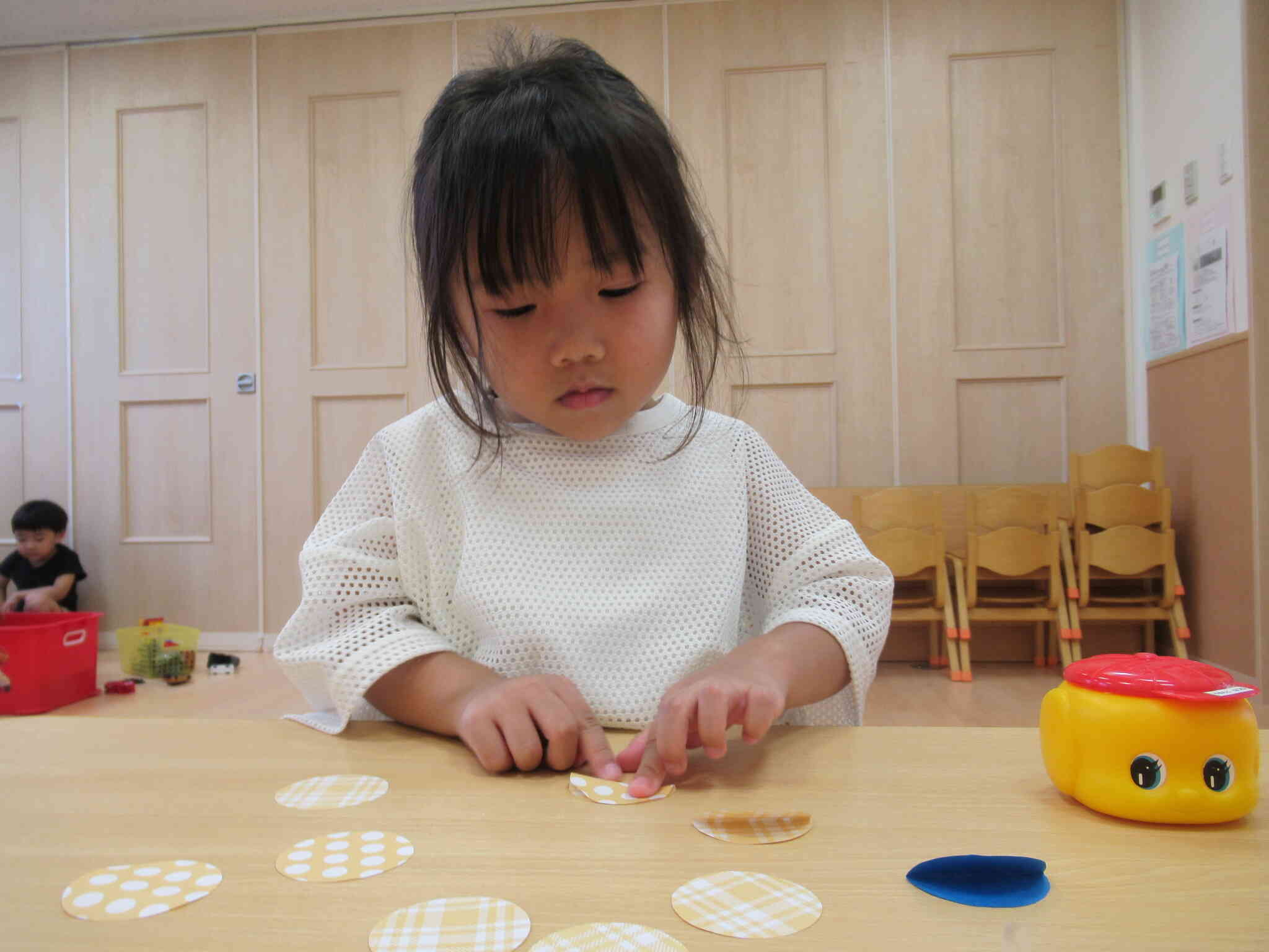 折り紙を丁寧に折っていきます。