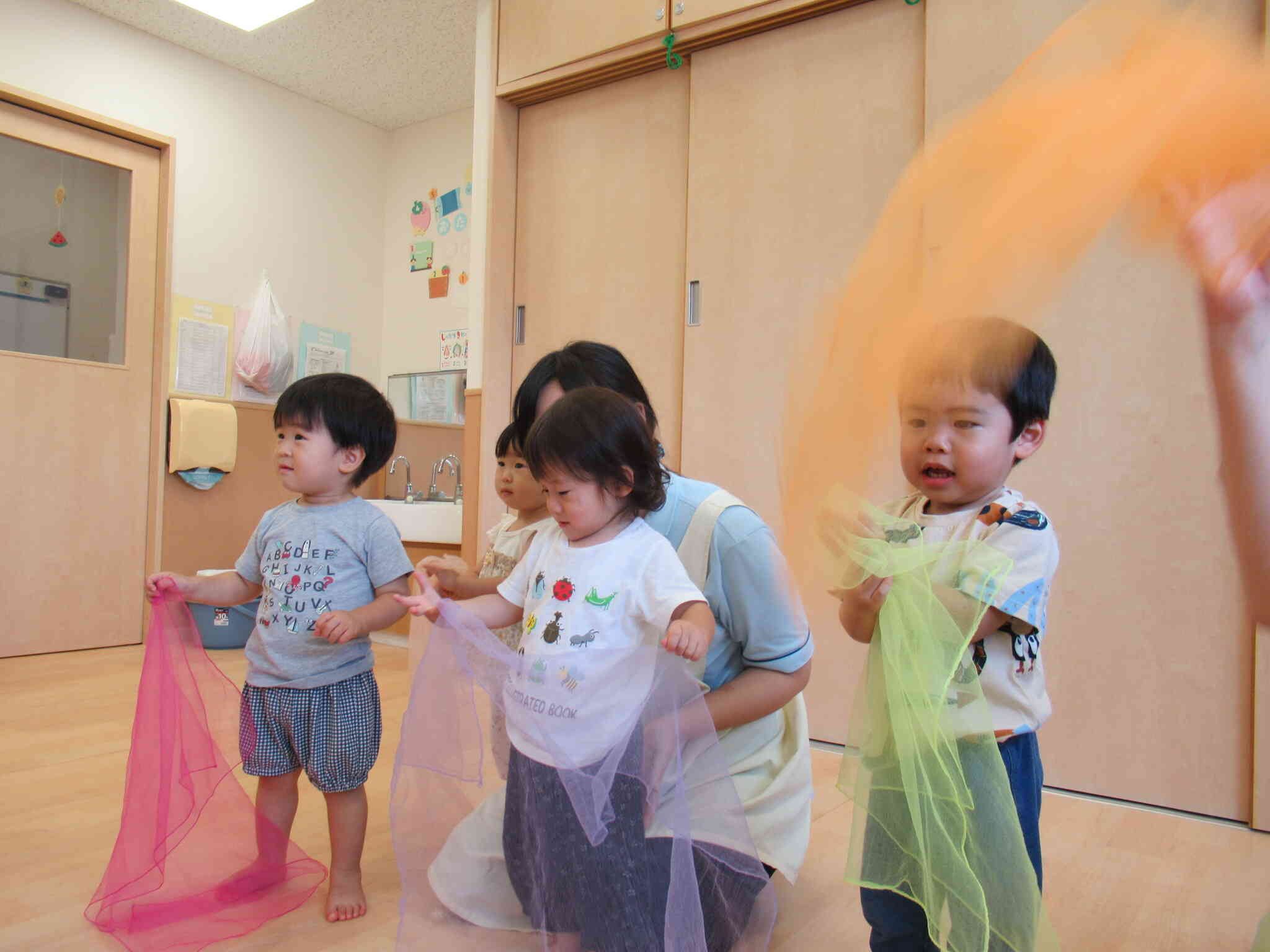 色とりどりの布を使って身体を動かします！