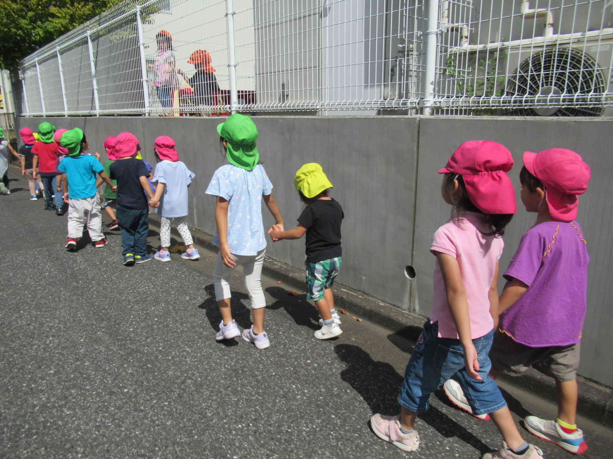 交通ルールを守って保育園に帰ります。