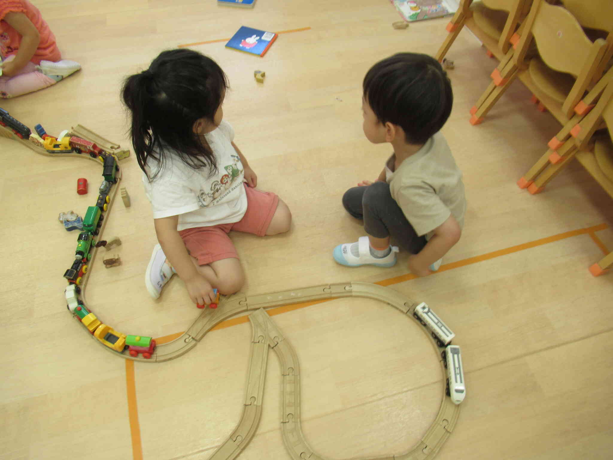 線路を作って電車を走らせて遊びます。