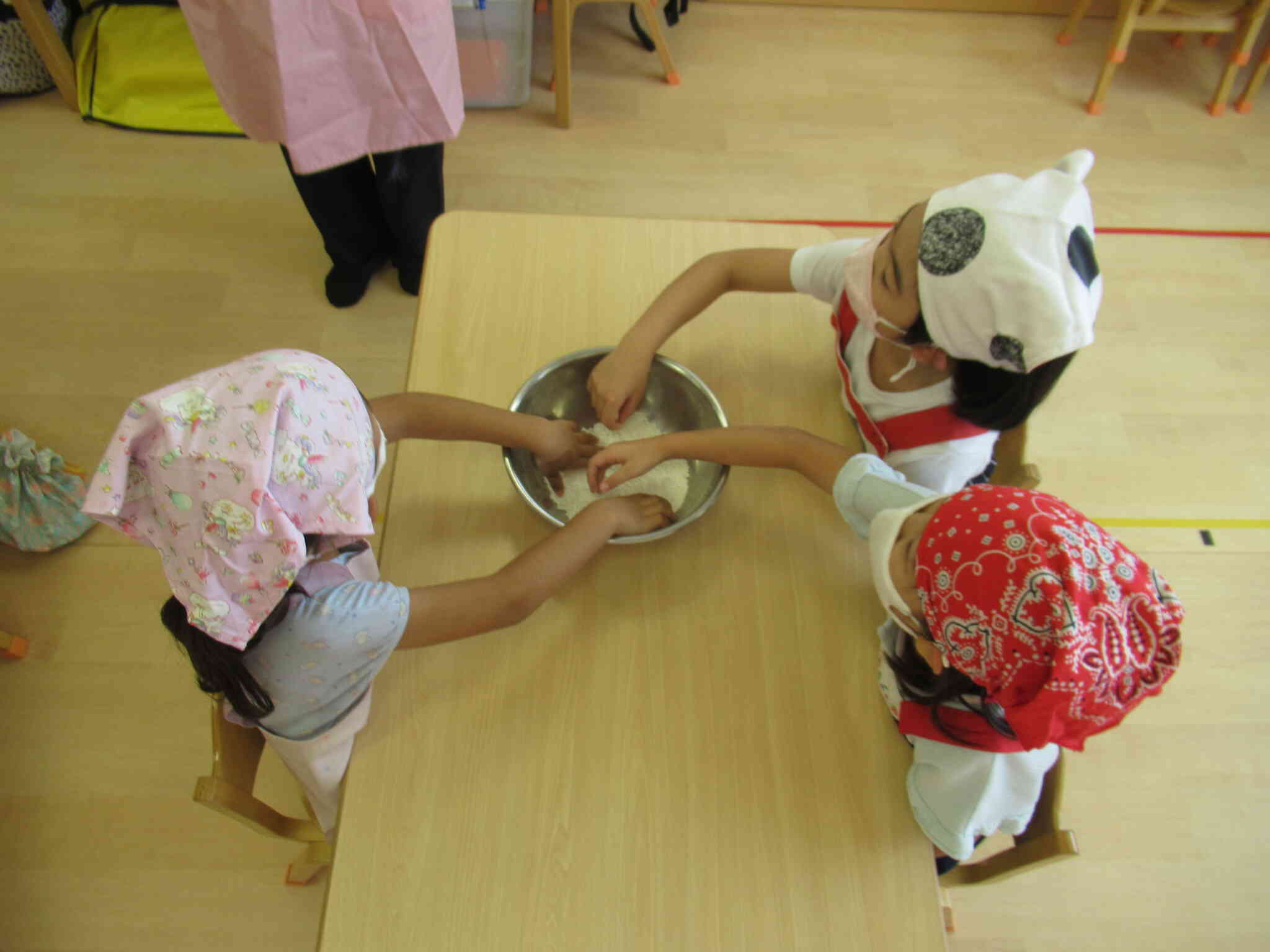 食育：十五夜：お月見だんごを作りました！【５歳児クラス：きりん組】