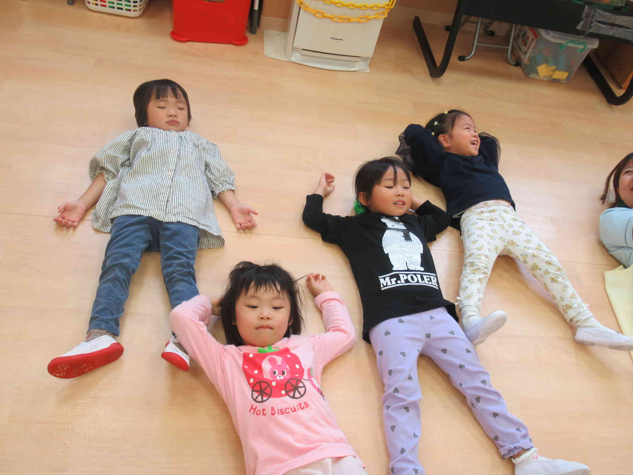 次は、忍たまを枕にして、【昼寝の術】の修行を行います。