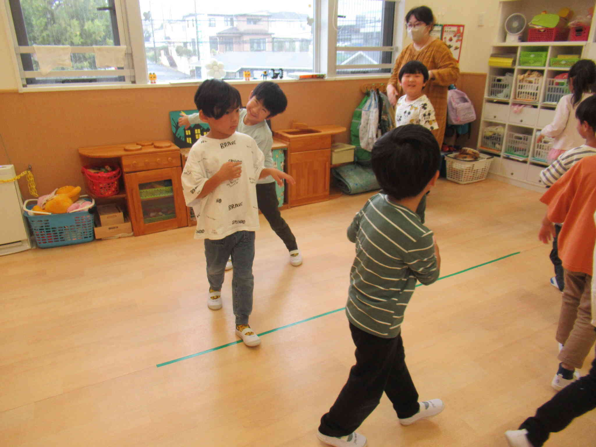 ピアノに合わせて足を動かします。（５歳児クラス：きりん組）