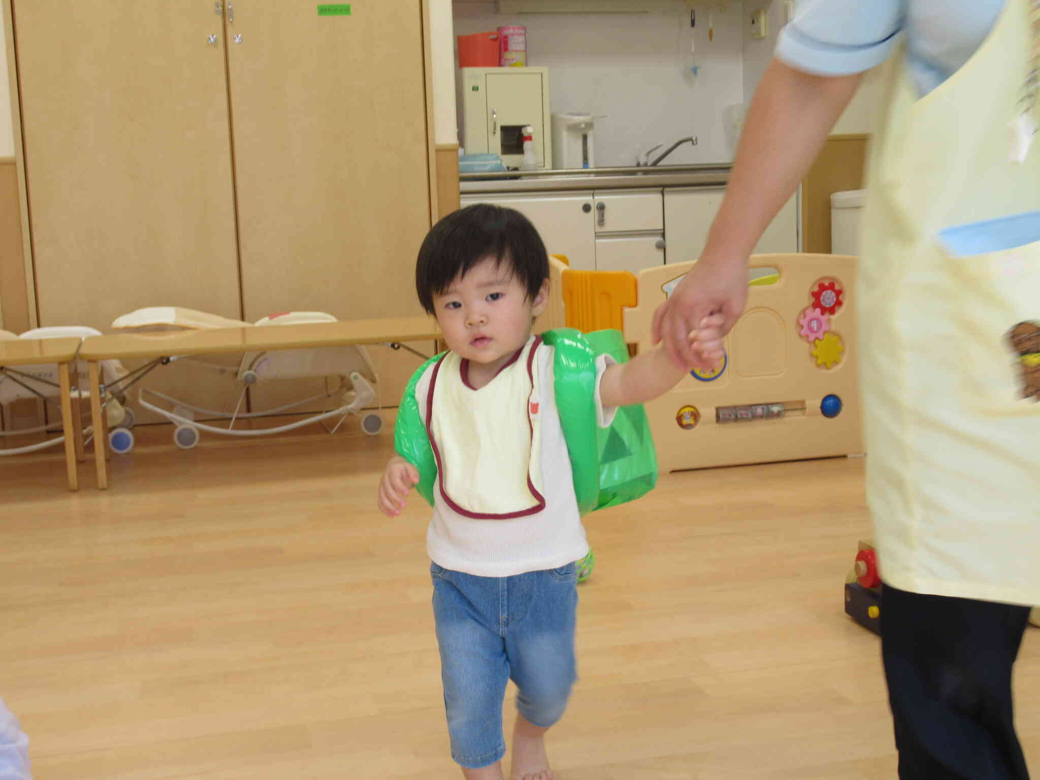 保育者と手をつないで遊びます。