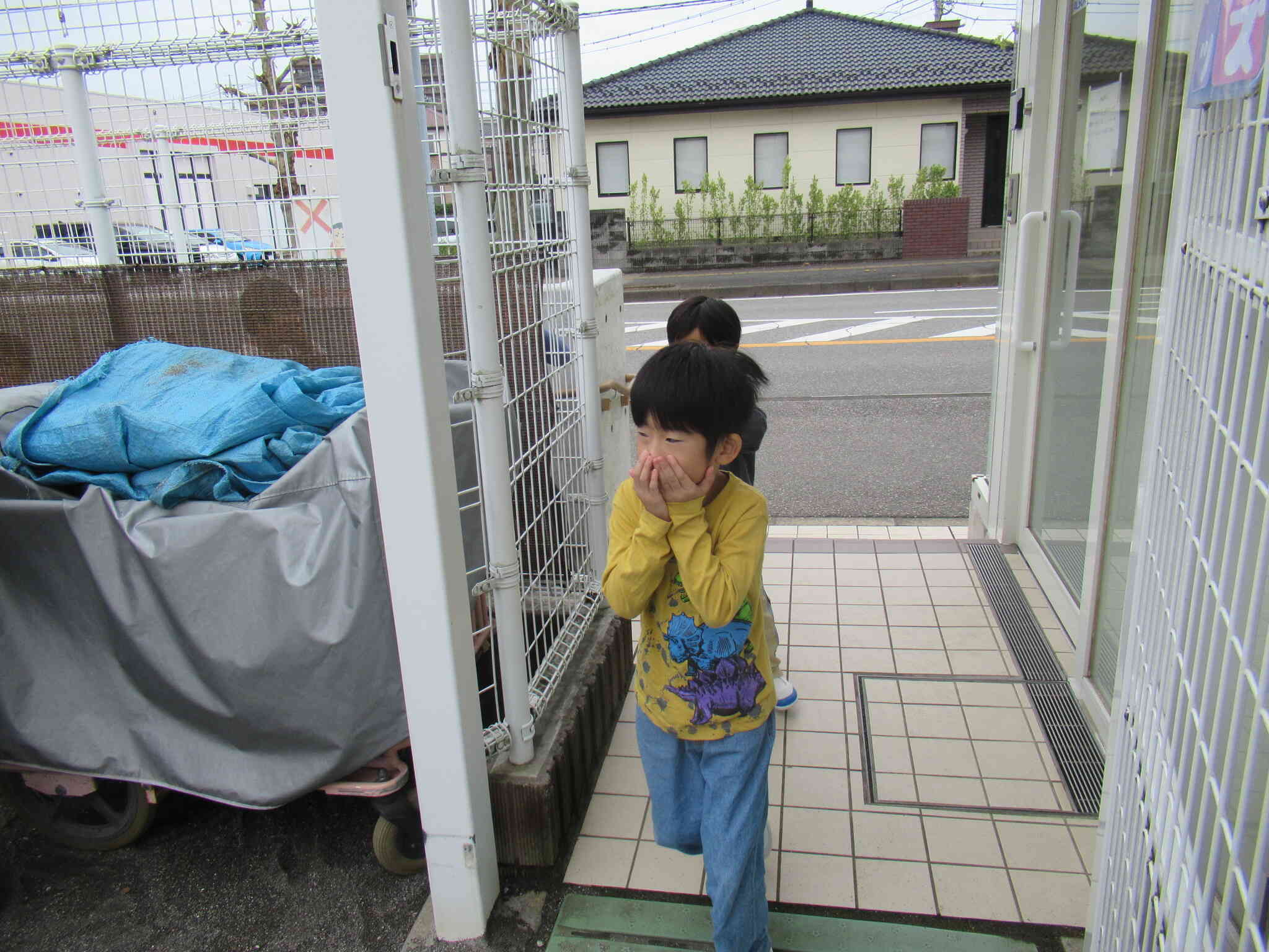 外階段から園庭に避難します！