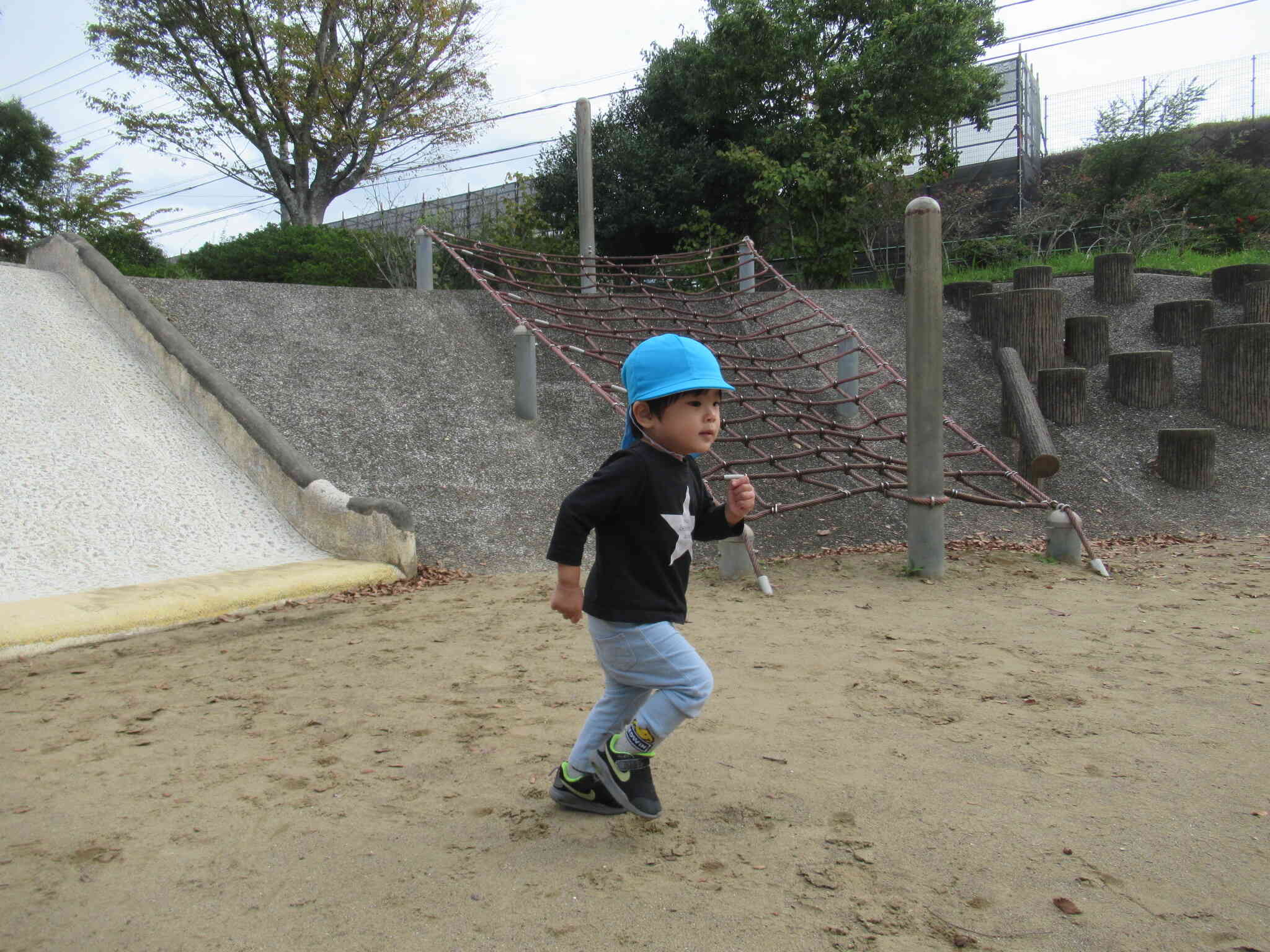 広い公園でおもいっきりかけっこ！