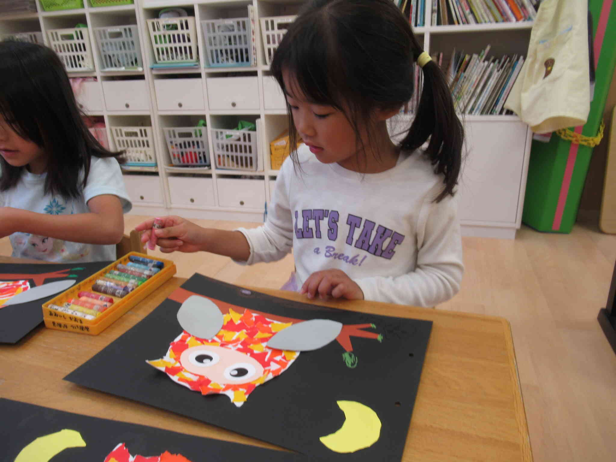 お月様やふくろうがとまる木の枝などははさみを使い切っていきました。