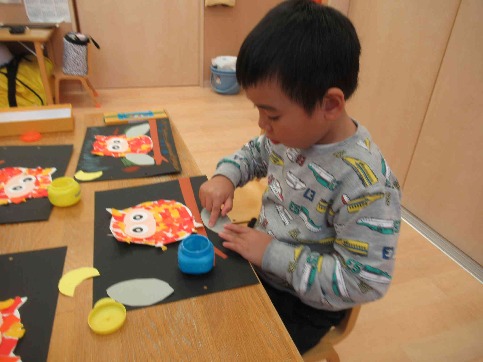 のりをうすくのばし丁寧に貼っていきます。