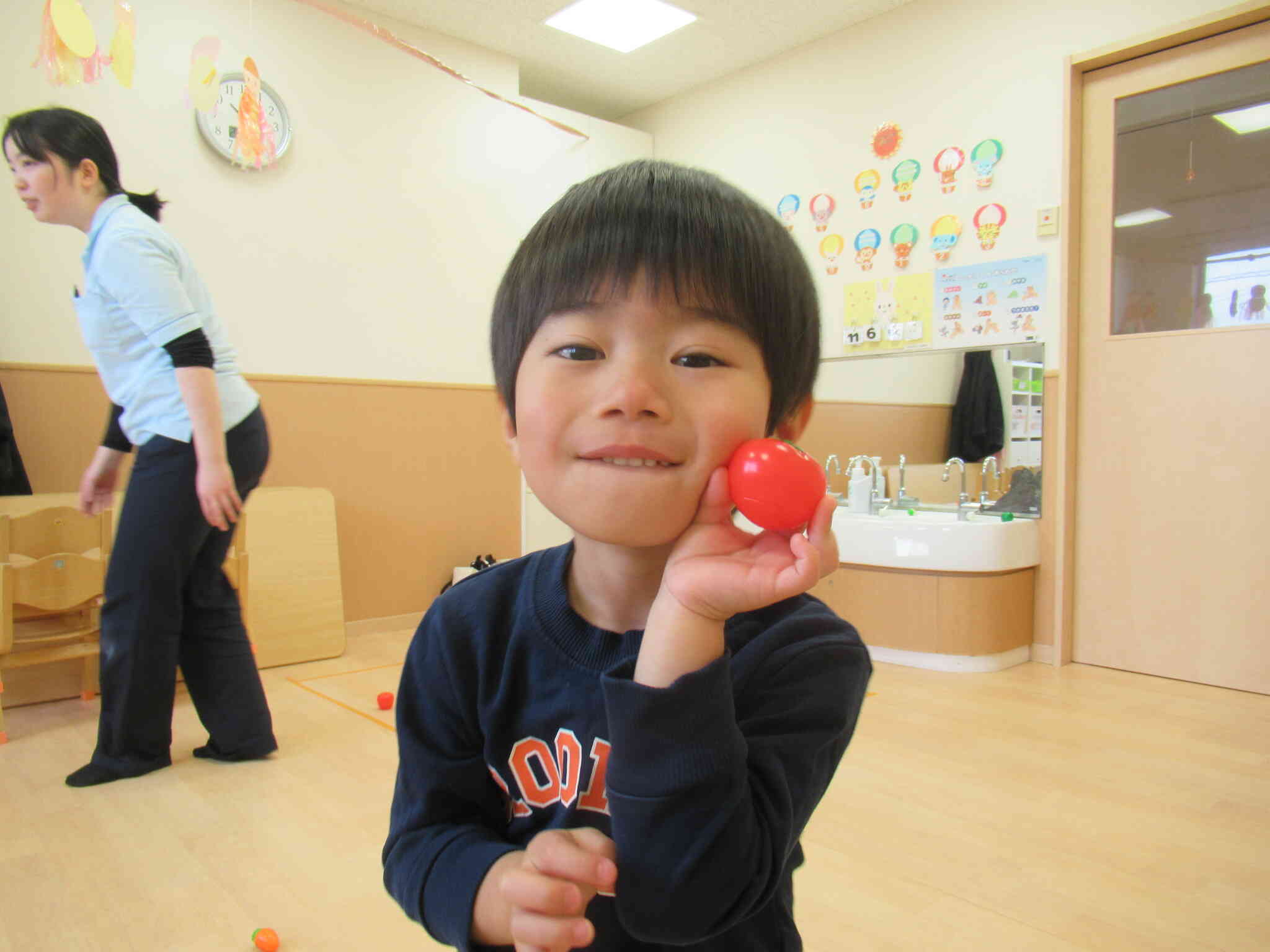 おままごとの野菜からトマトを見つけました!