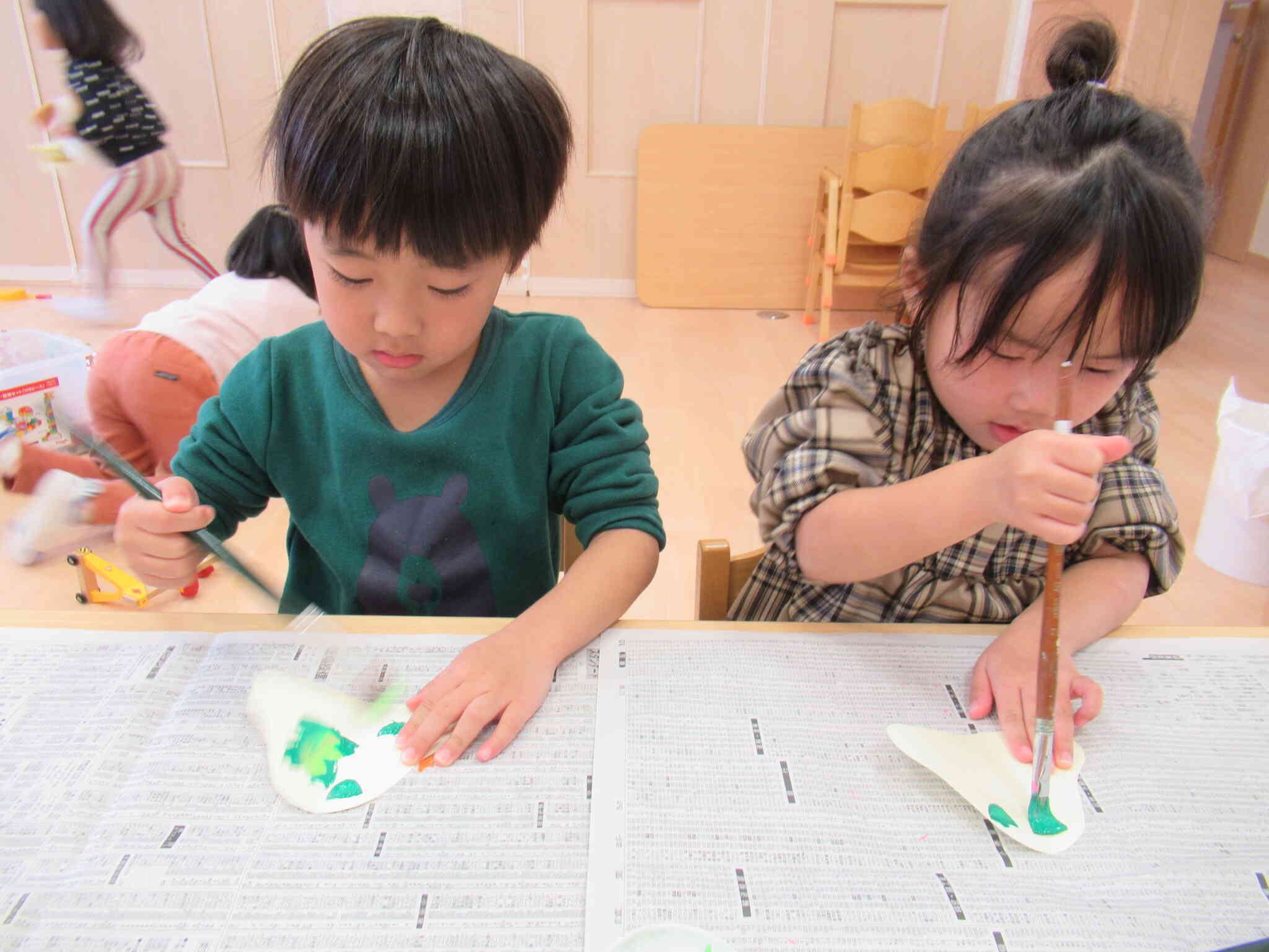 絵筆を使って色をつけていきます。