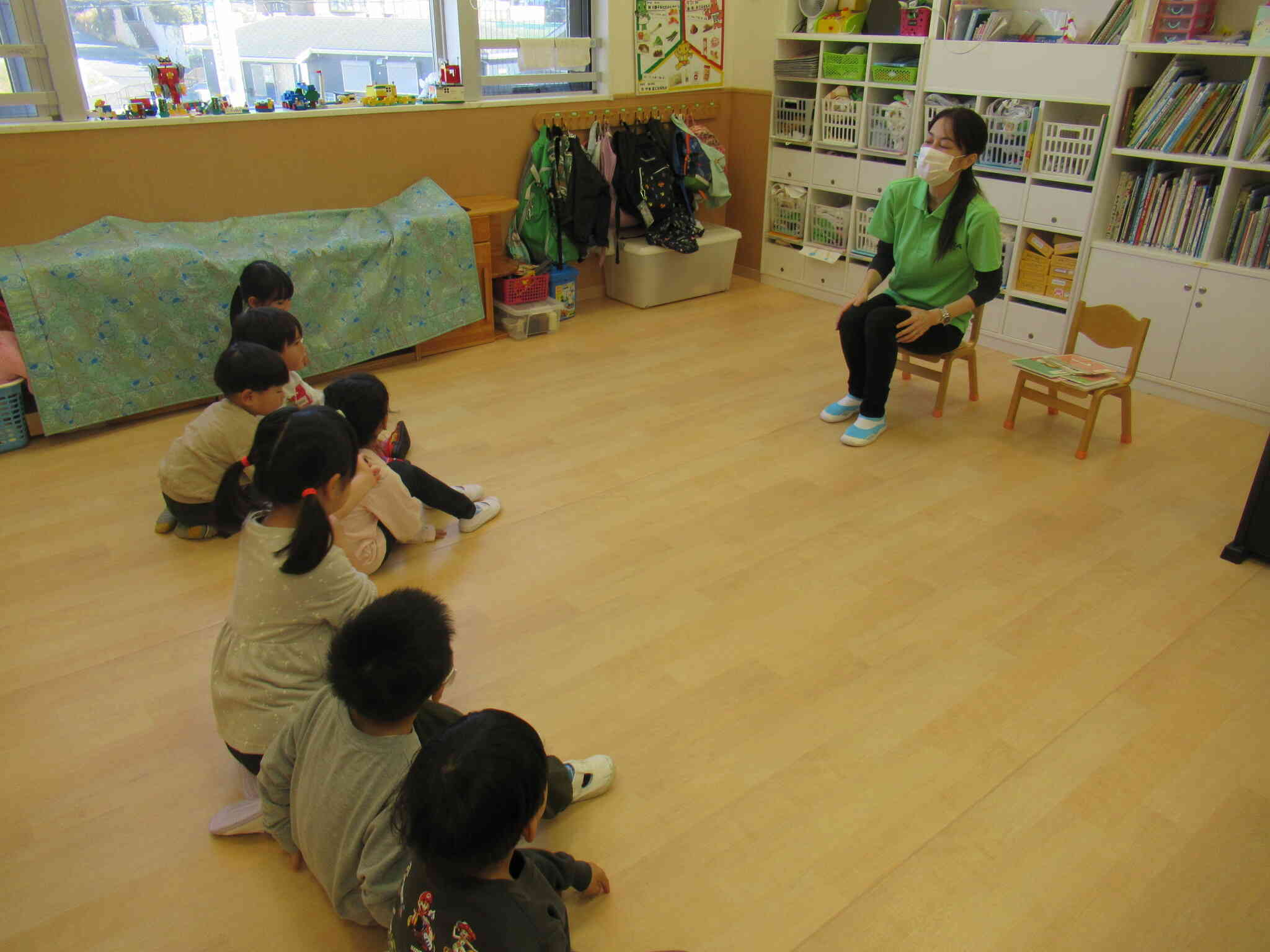 先生と一緒に元気に英語で話します。