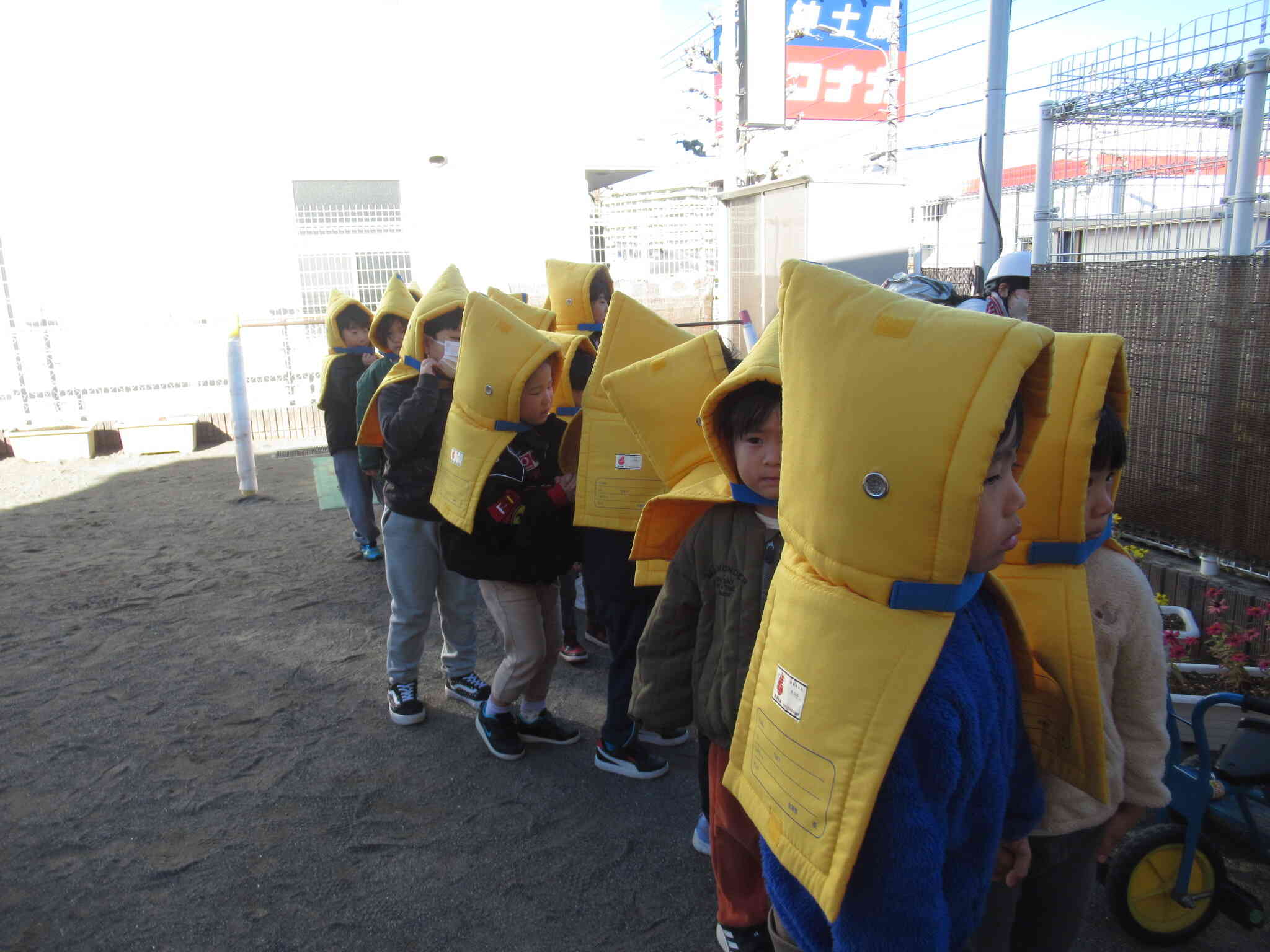 保育園の園庭に一度集合してから土気南中学校にむかいました。