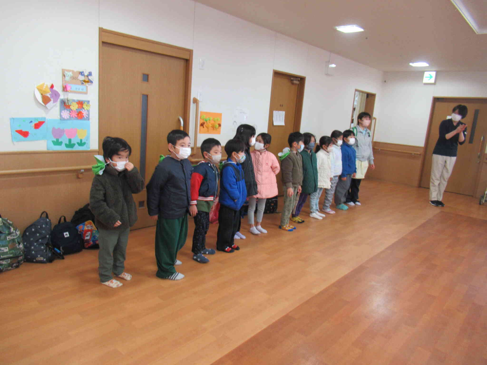 広いホールに集まり山の音楽家をうたいました。