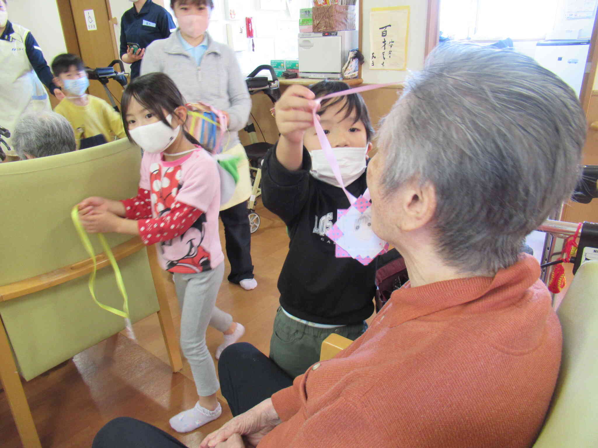 手作りのメダルを首にかけてあげました。