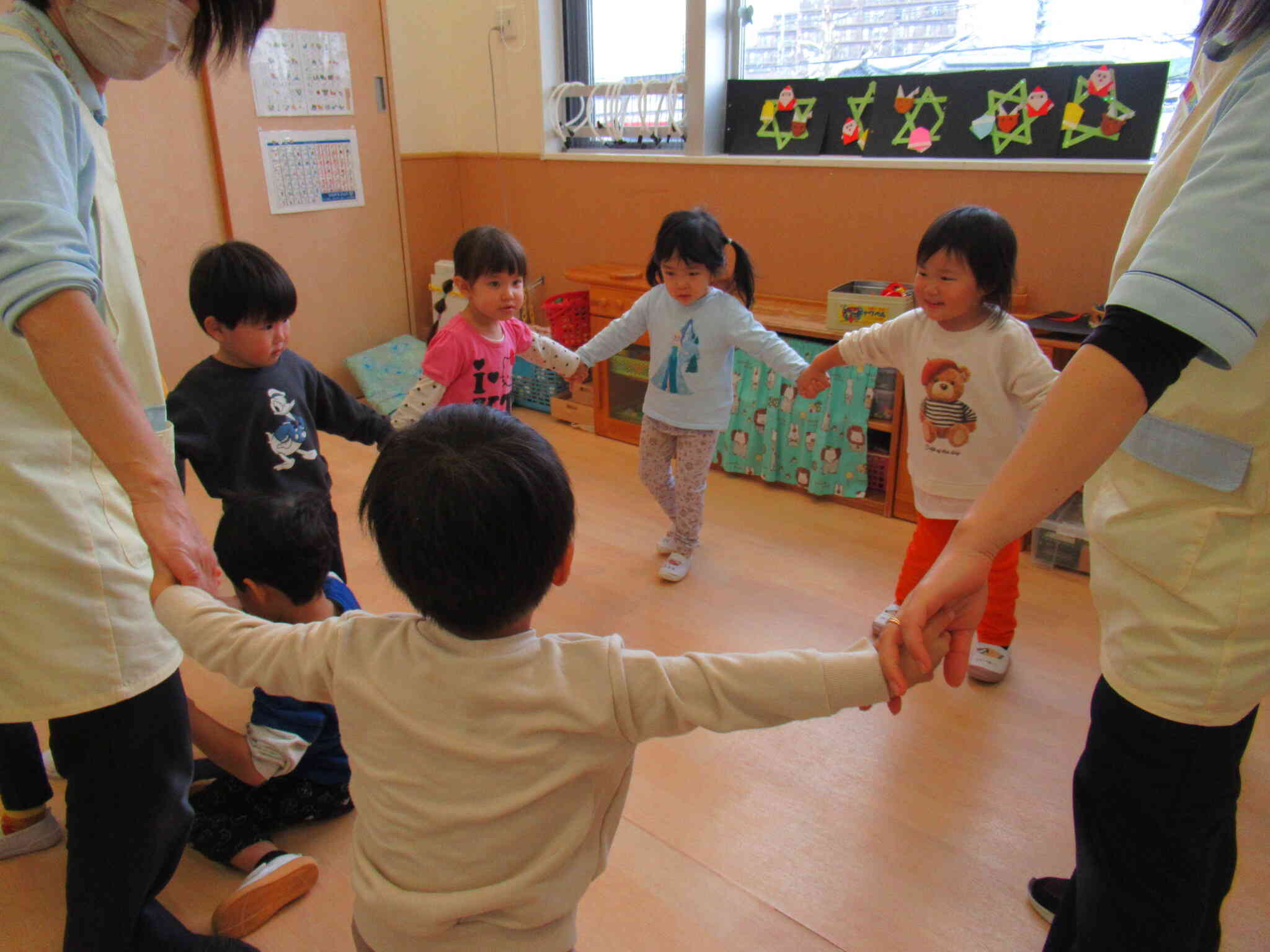 手をつなぎ大きな輪になって歌います。