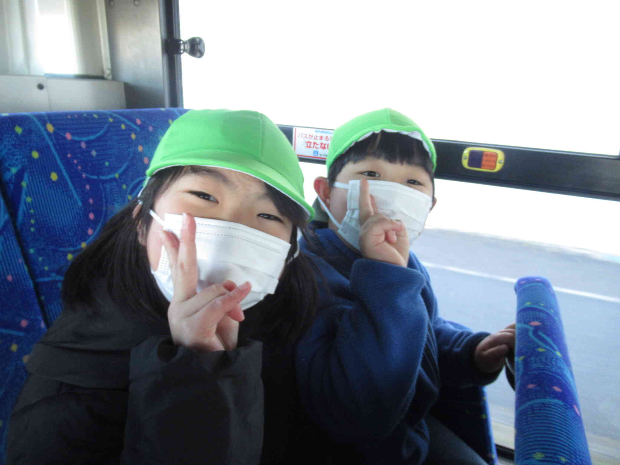 バスに乗って帰ります。