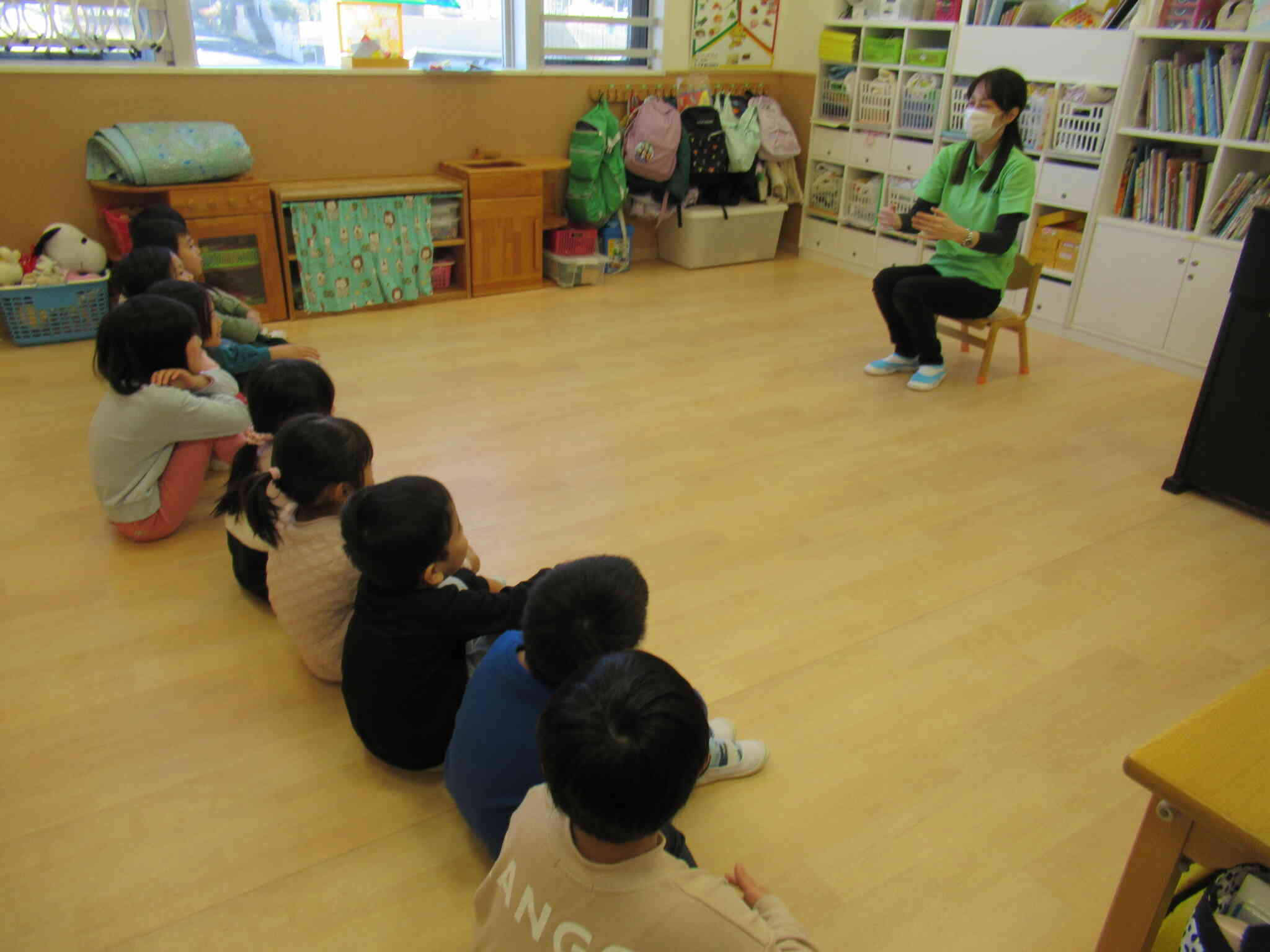 集中して英語レッスンに参加しています！【５歳児クラス：きりん組】