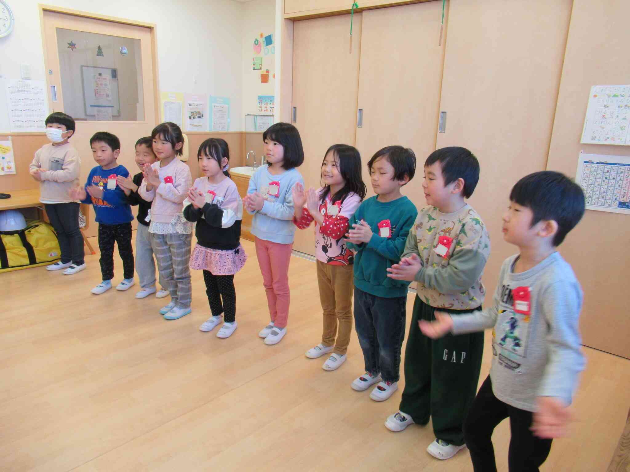 手拍子をしながら歌います!【5歳児クラス:きりん組】
