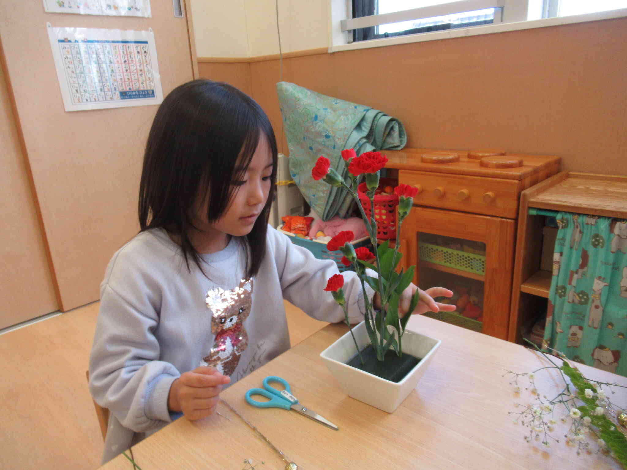 はさみで切りながら花々のバランスを見ていきます。