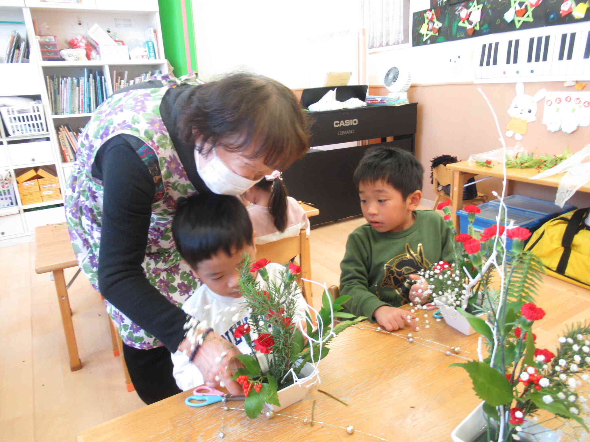 いけばなの先生にご指導いただきながら生けていきます。