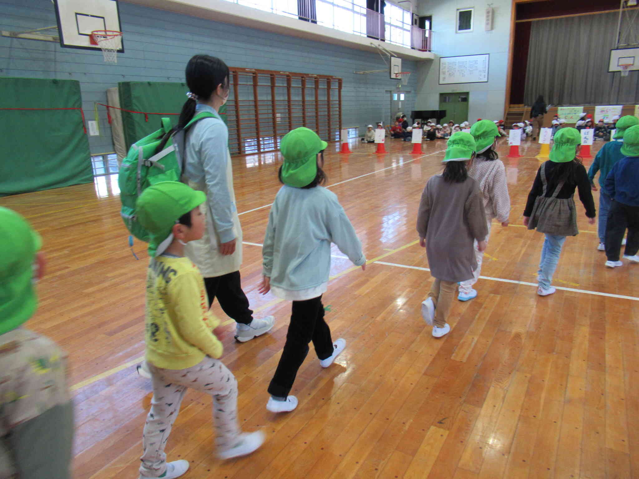 小学校の体育館に入りました。
