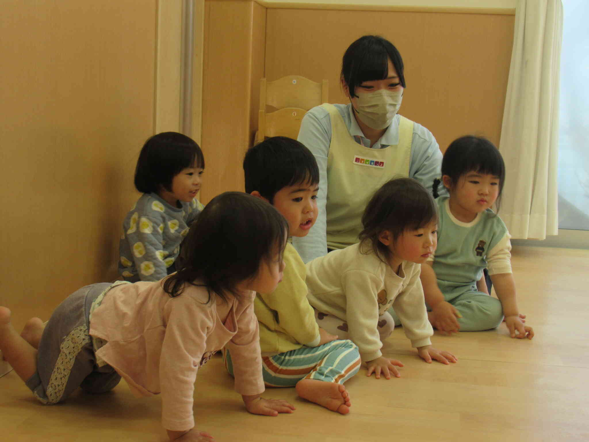 興味津々に野菜カードを見ているおともだちです。