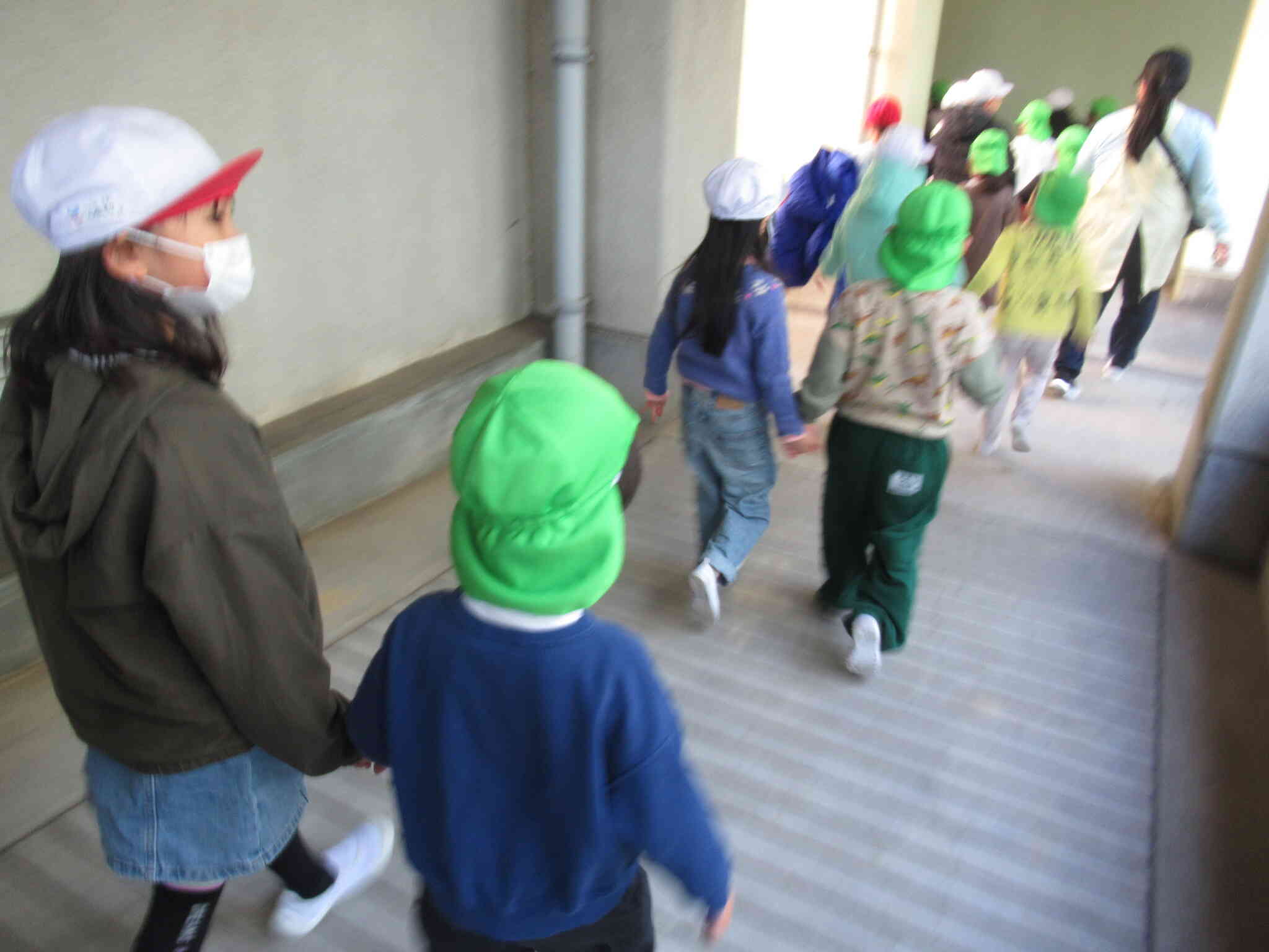 一年生に案内していただきながら教室に行きます。