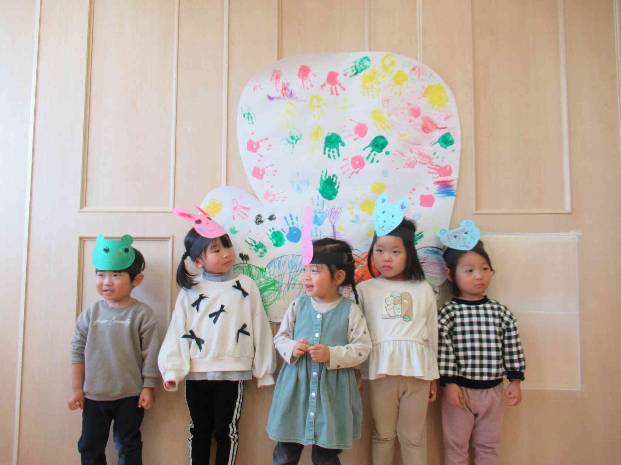 ３歳児クラス：りす組ではロシア民話「手ぶくろ」の劇を披露！