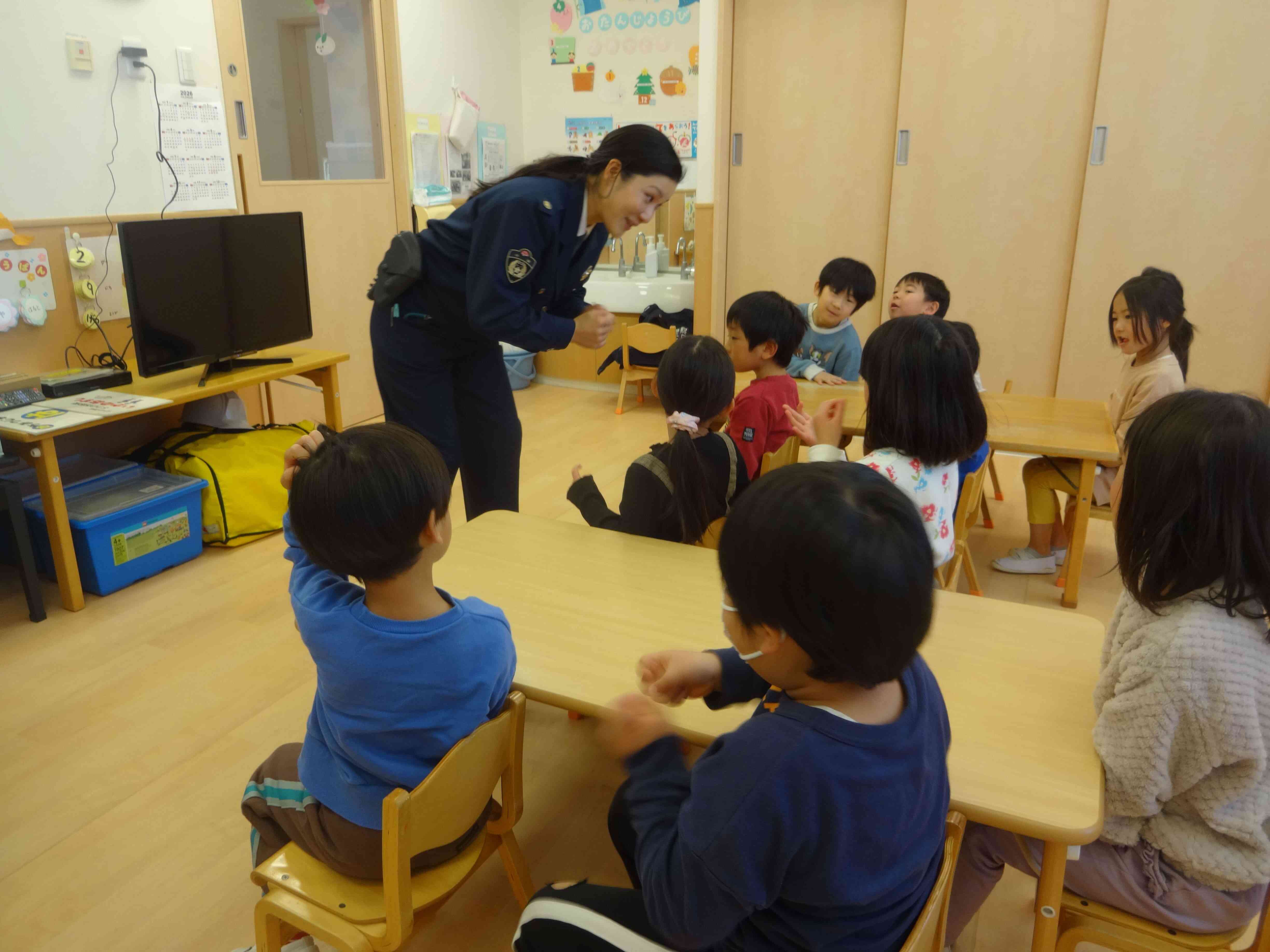 移動交番さんが来園してくださいました!【5歳児クラス:きりん組】