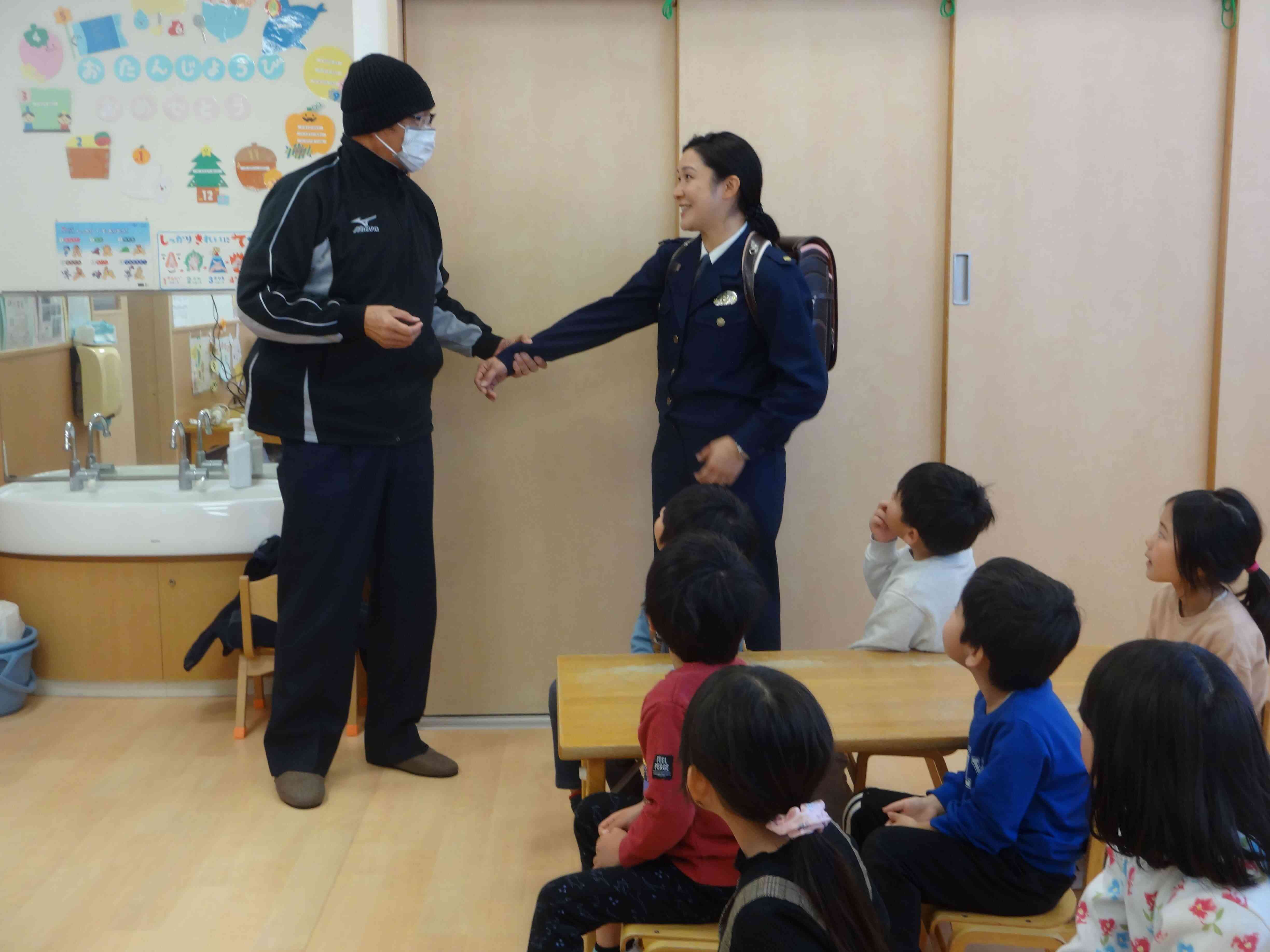 実際におまわりさんが小学生役になり、自分の身を守るためのやり方について学びました。