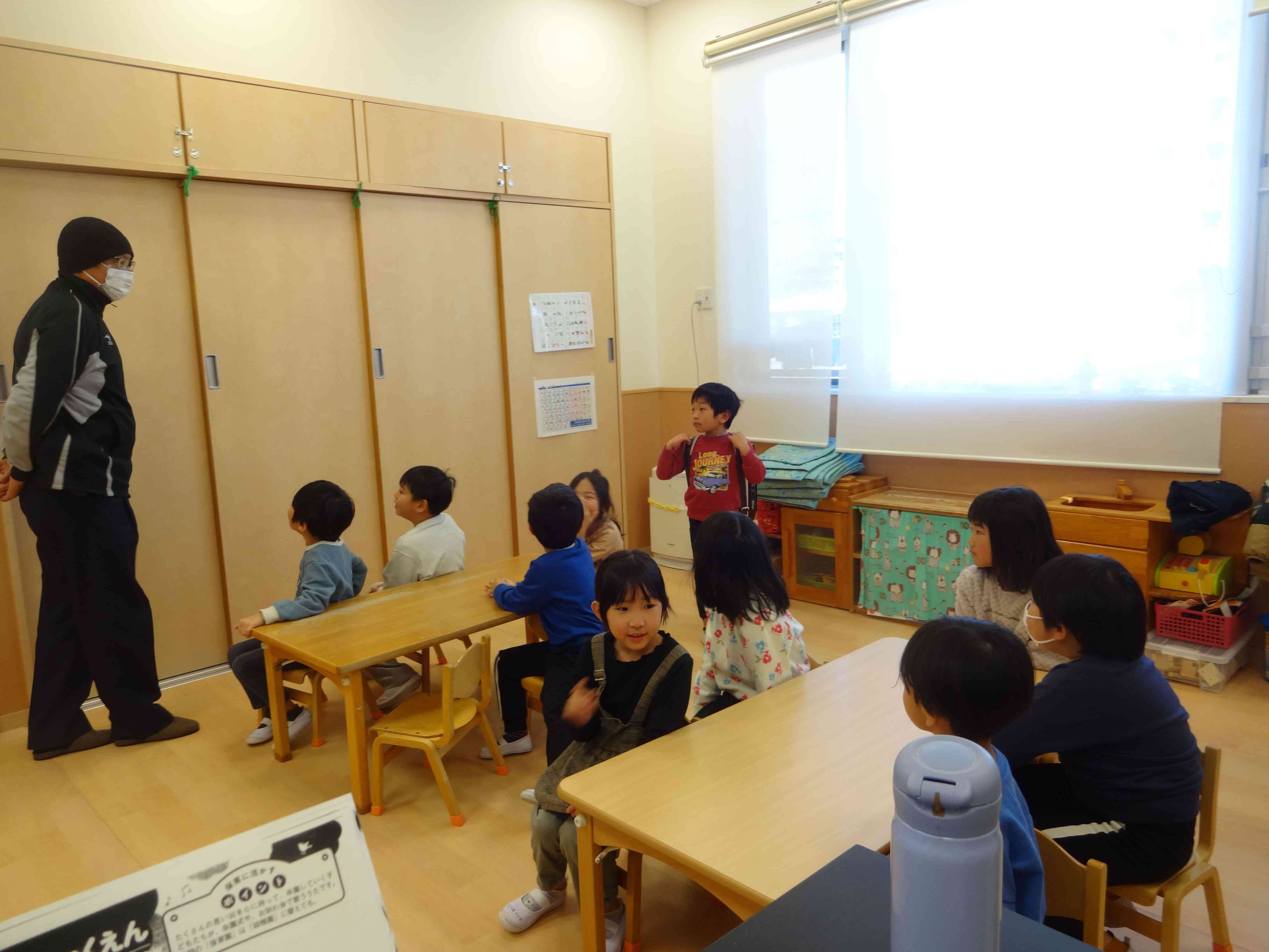 きりん組の園児が小学生役になってやってみます。
