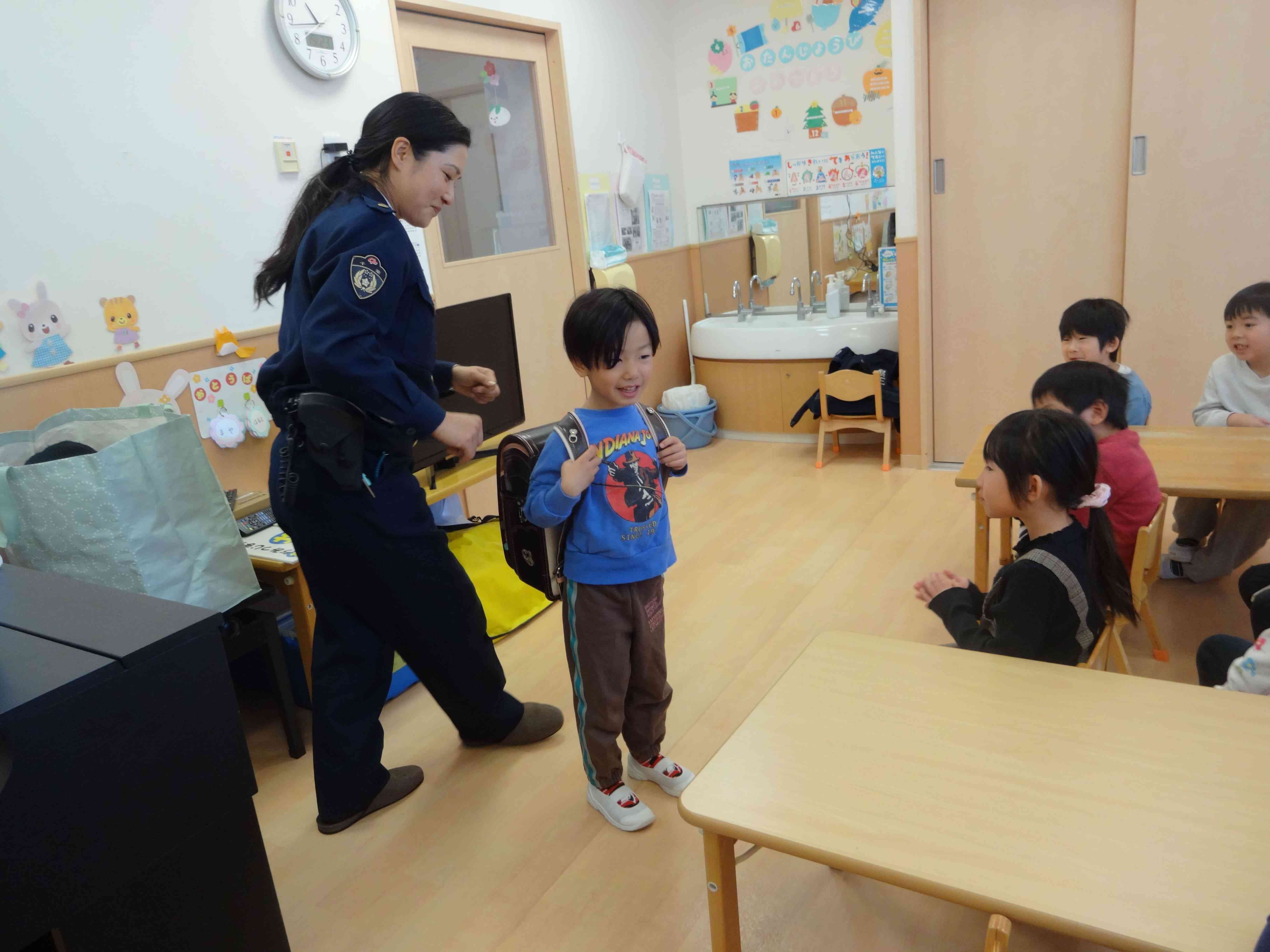 きりん組の二人のお友だちに実際にやってもらいました。