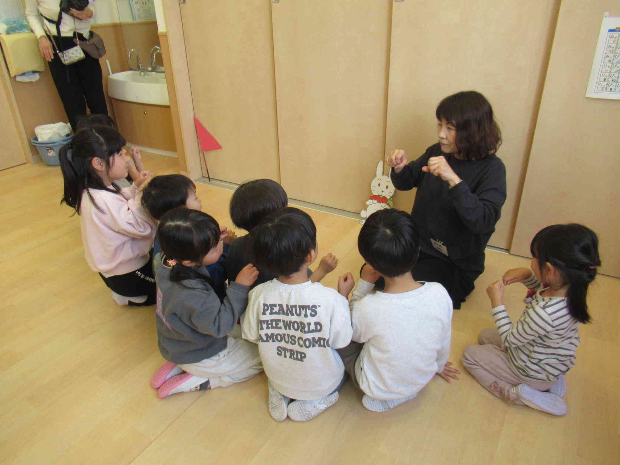 リトミックの講師の先生と一緒に手遊びうたをうたいます！