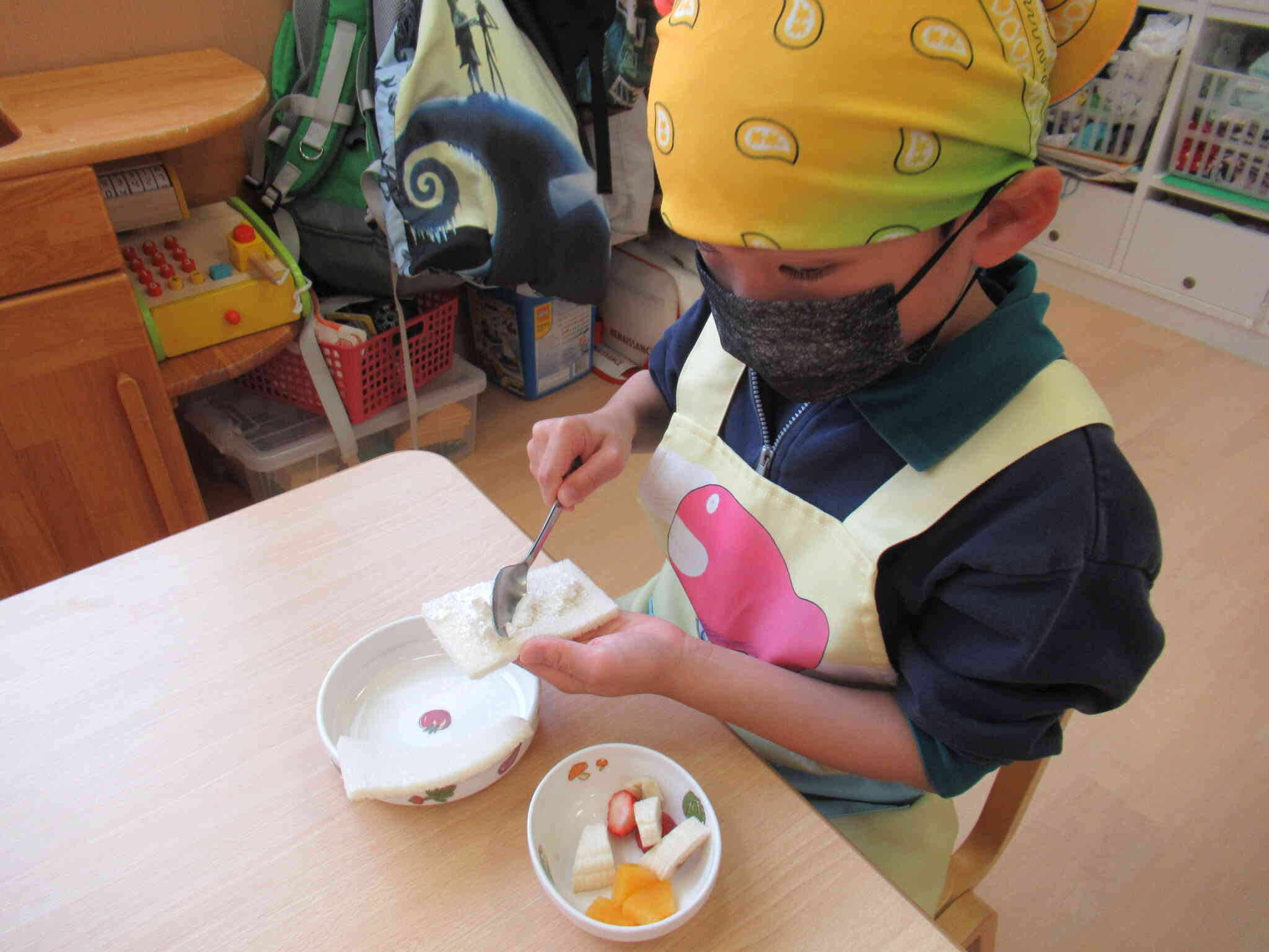 ホイップクリームをパンに塗っています！