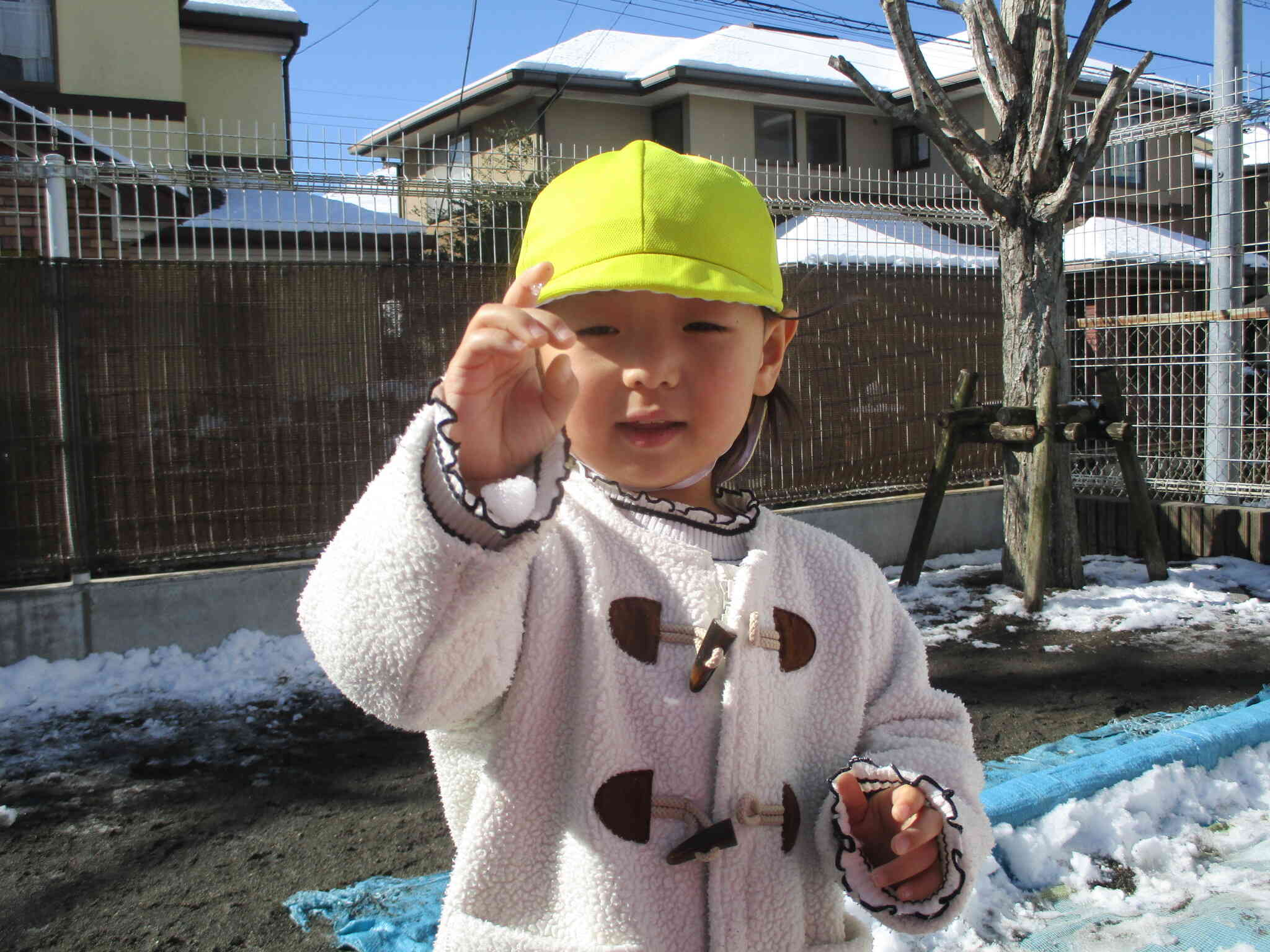 雪の中に氷を発見！