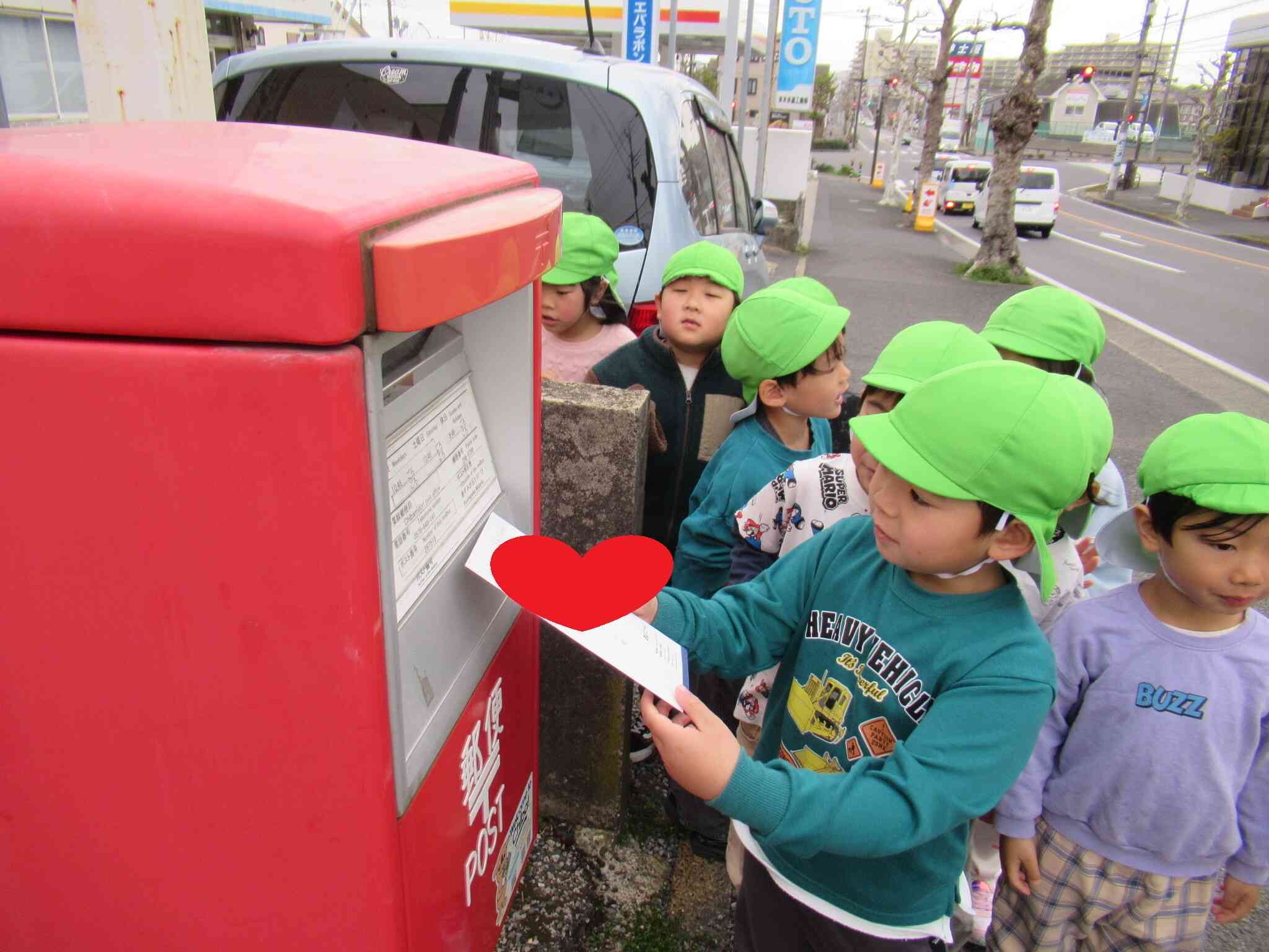 一人ひとり順番にポストにお手紙を入れていきます。