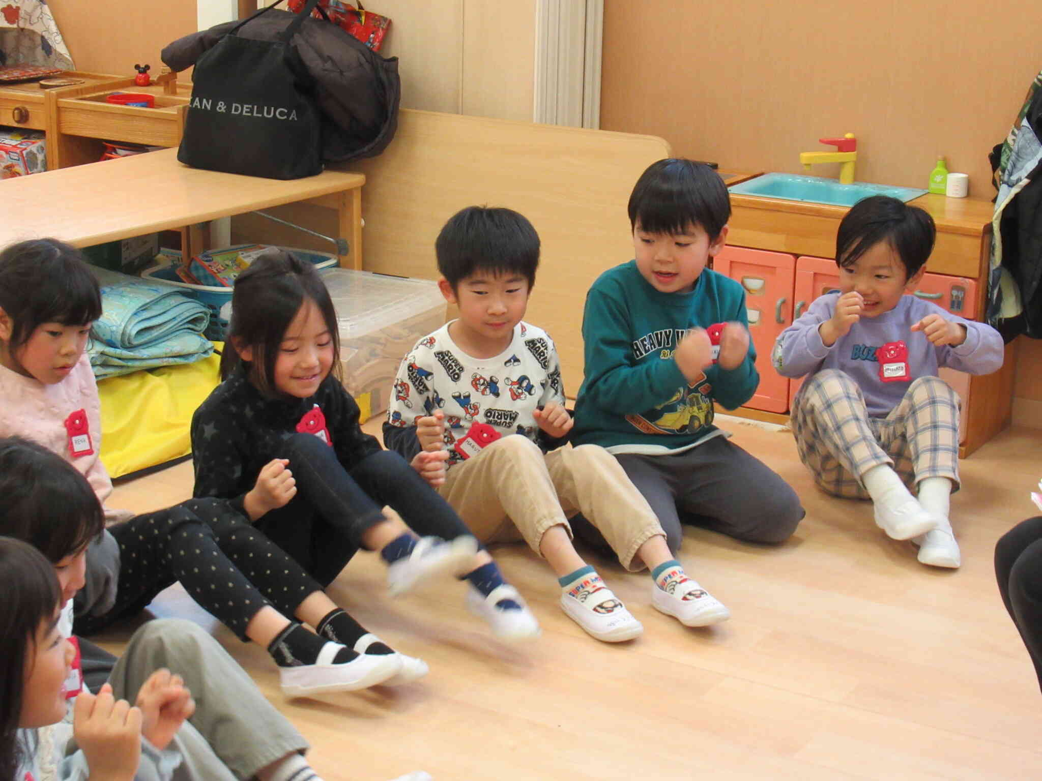 先生と一緒に元気に英語で話します。