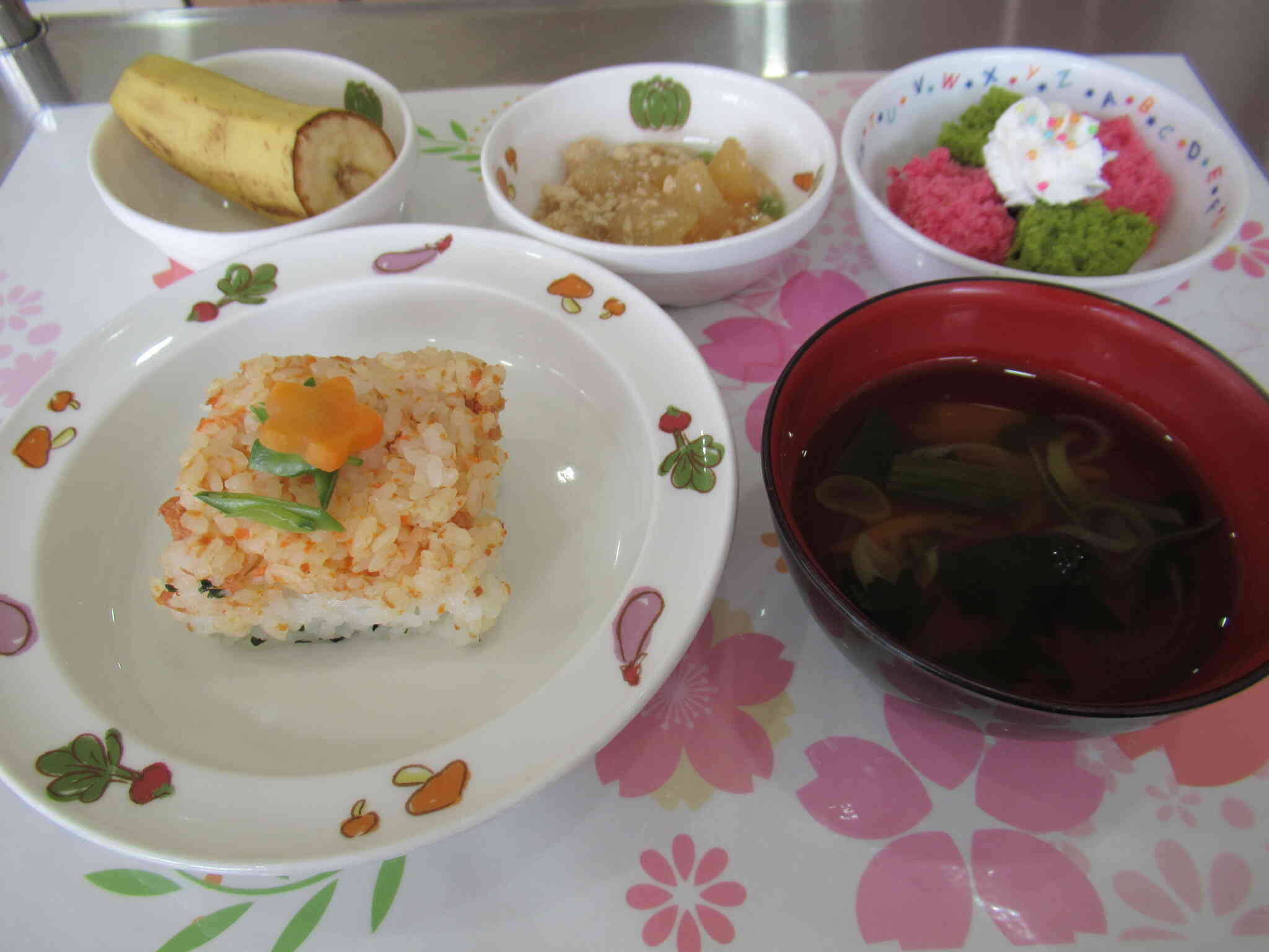 3月3日　　ひなまつり：給食（おやつ）