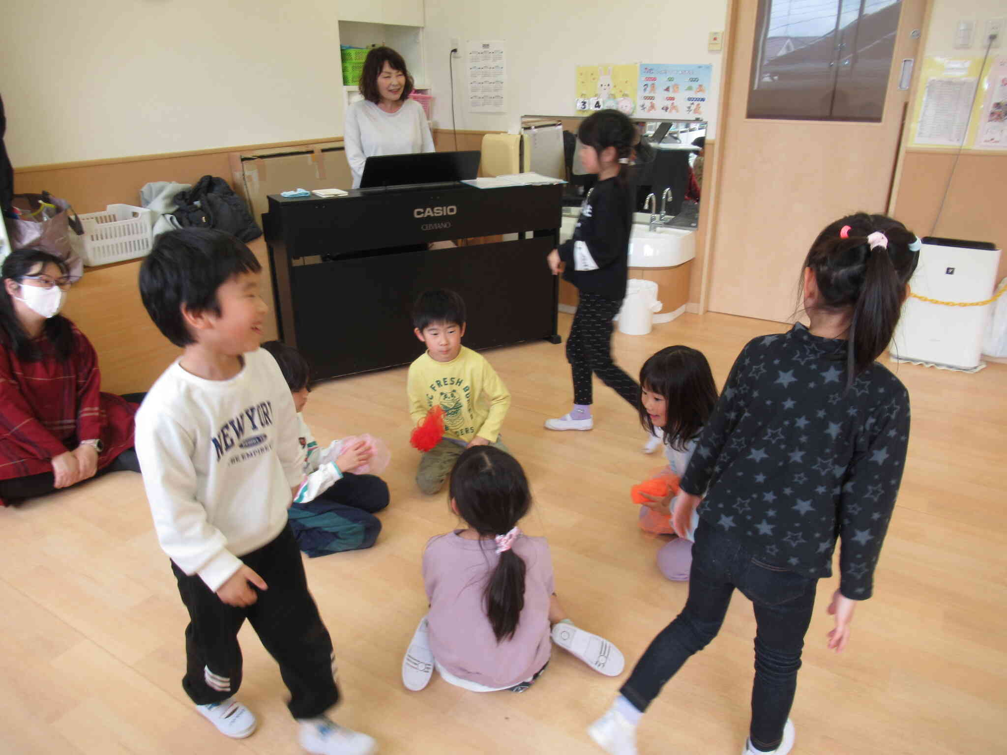 ピアノの音に合わせて歩きます！【４歳児クラス：ぱんだ組】