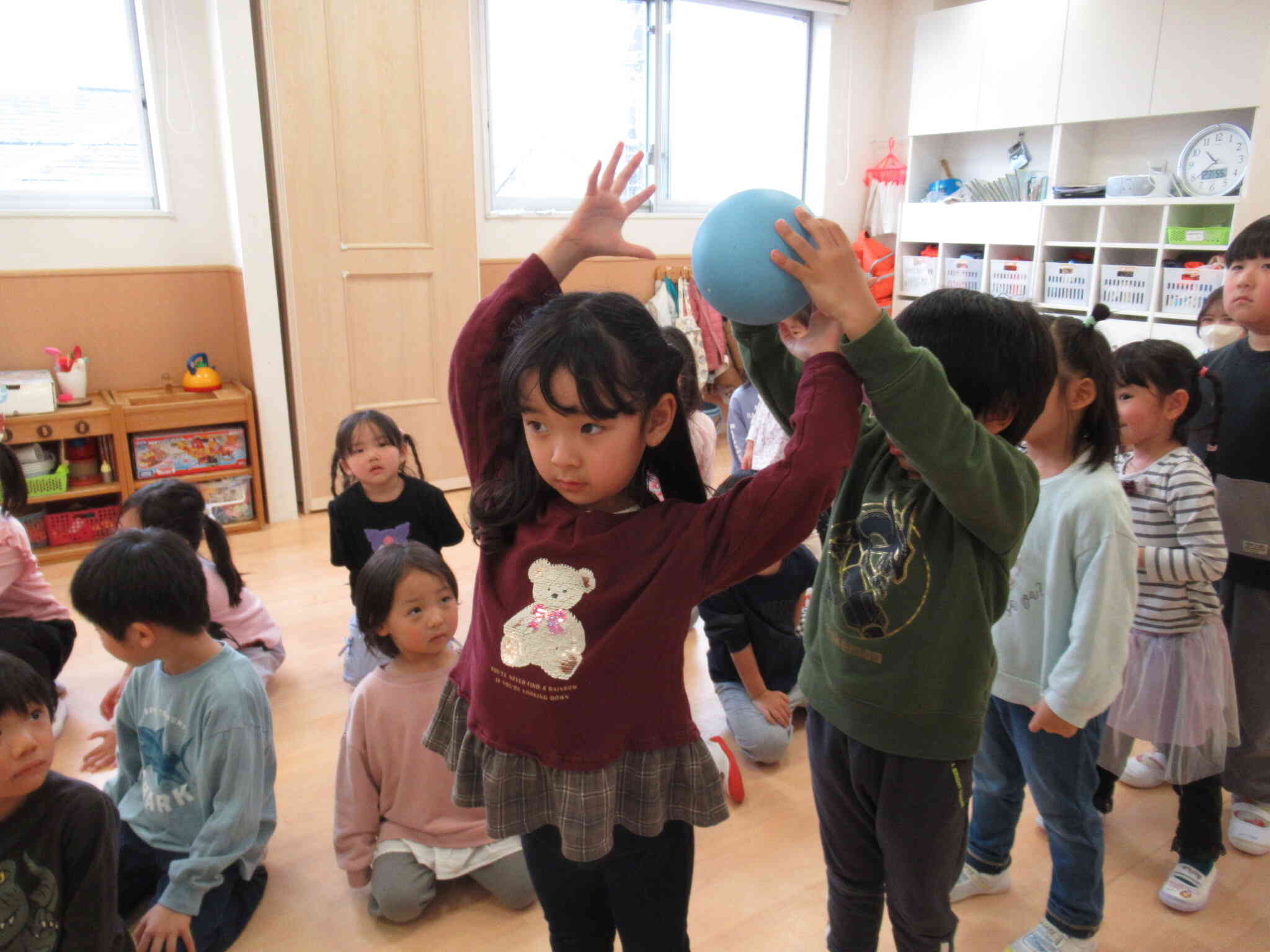 ボールを落とさずにお友だちにわたすことができるかな？