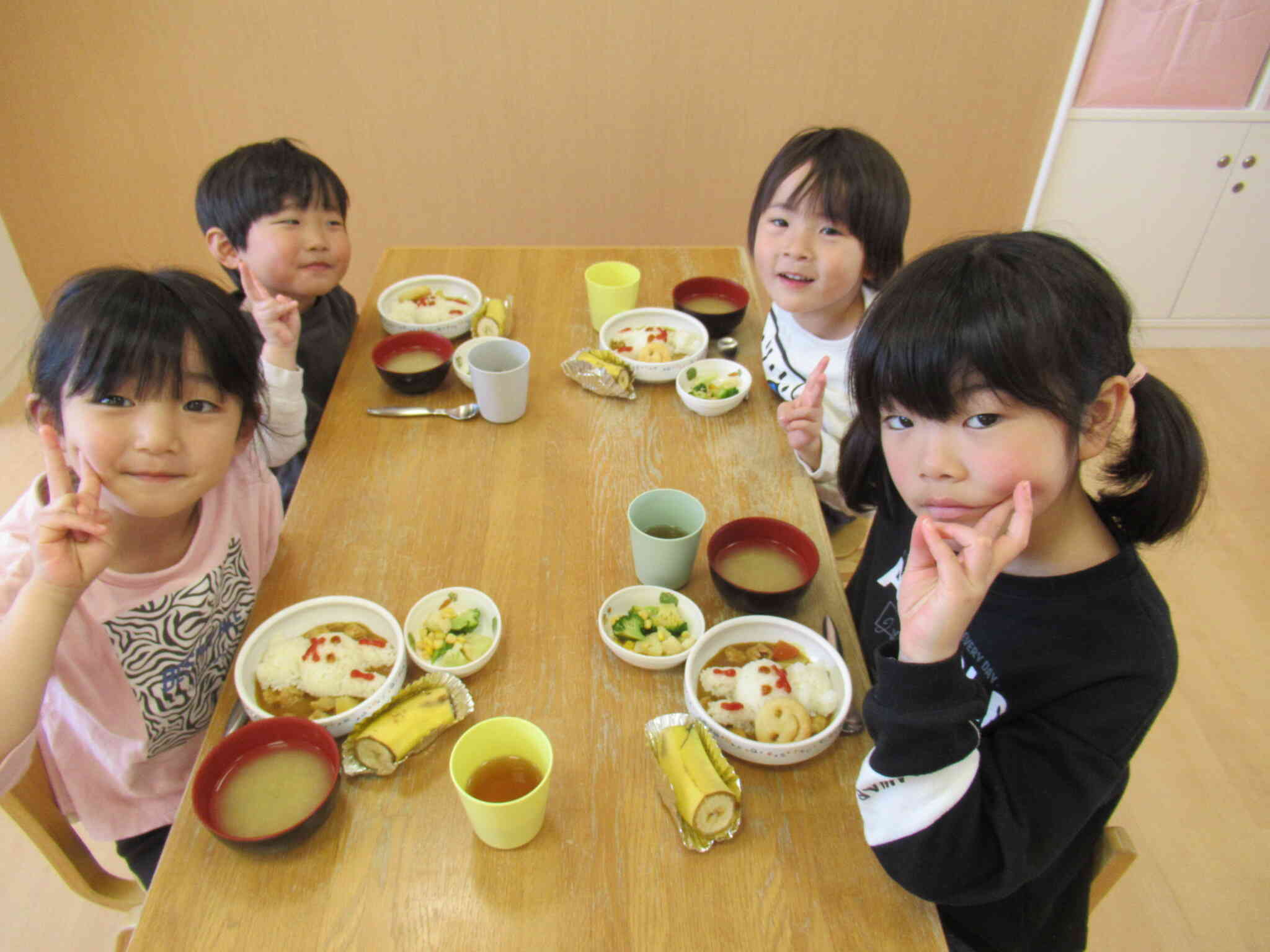 りす組・ぱんだ組・そしてきりん組のお友だちと一緒のテーブルで給食をいただきます！