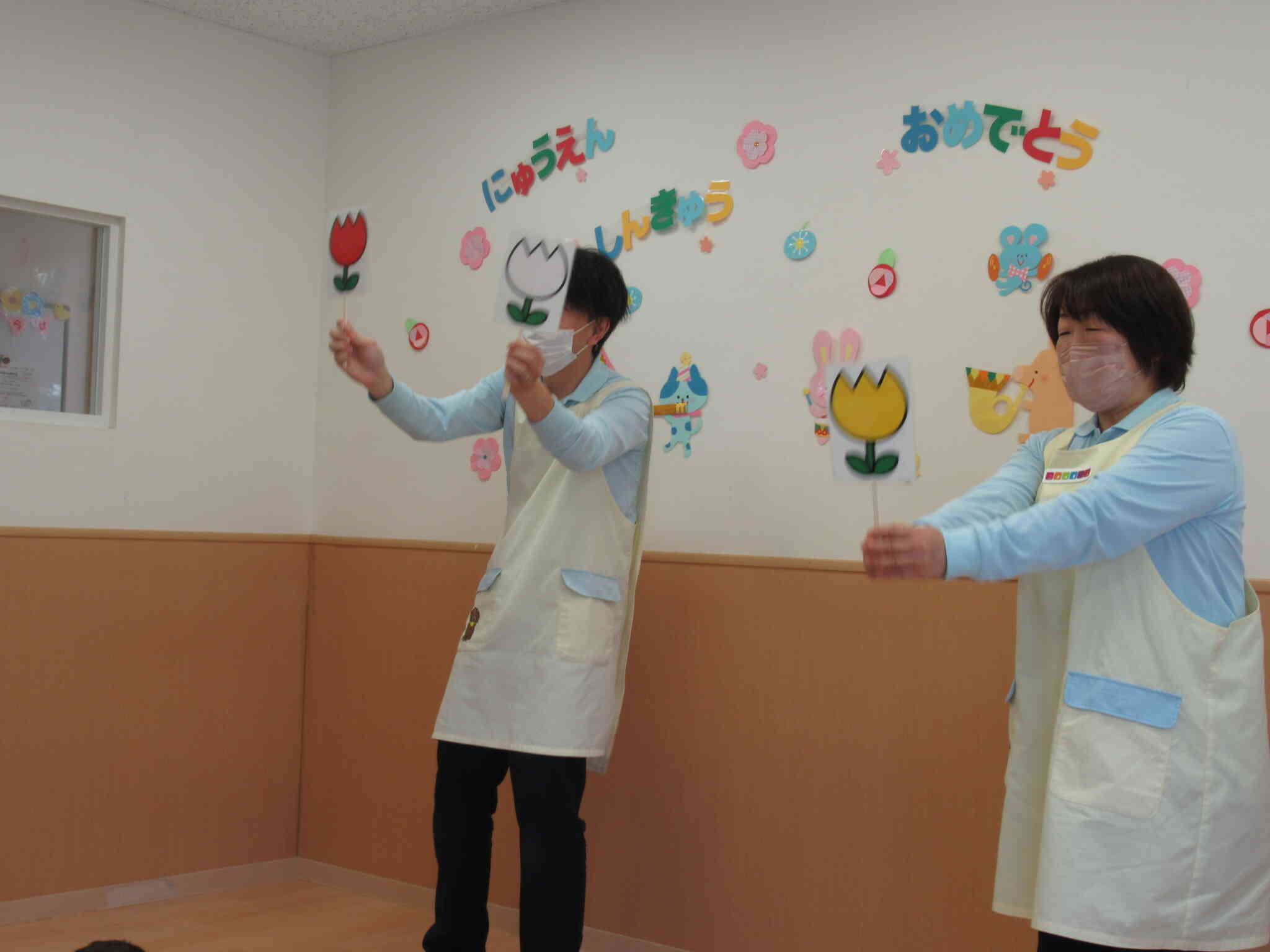 チューリップの歌に合わせて赤・白・黄色のペープサートを出していきます。